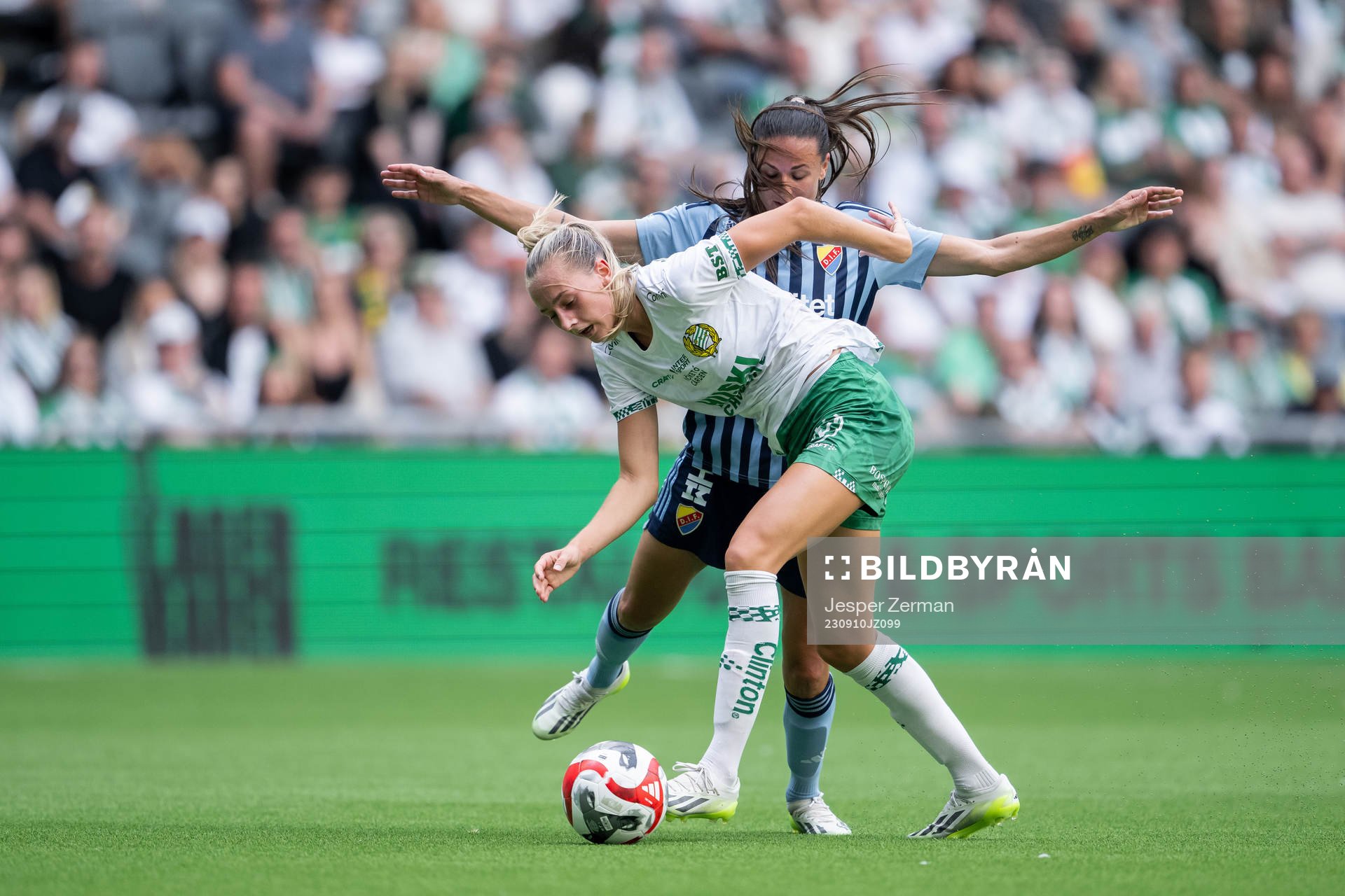 Djurgårdens Beata Kollmats och Hammarbys Ellen Wangerheim