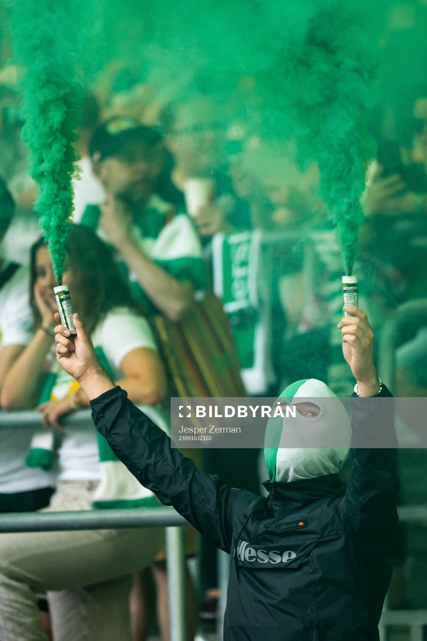 Hammarbys supportrar med pyroteknik