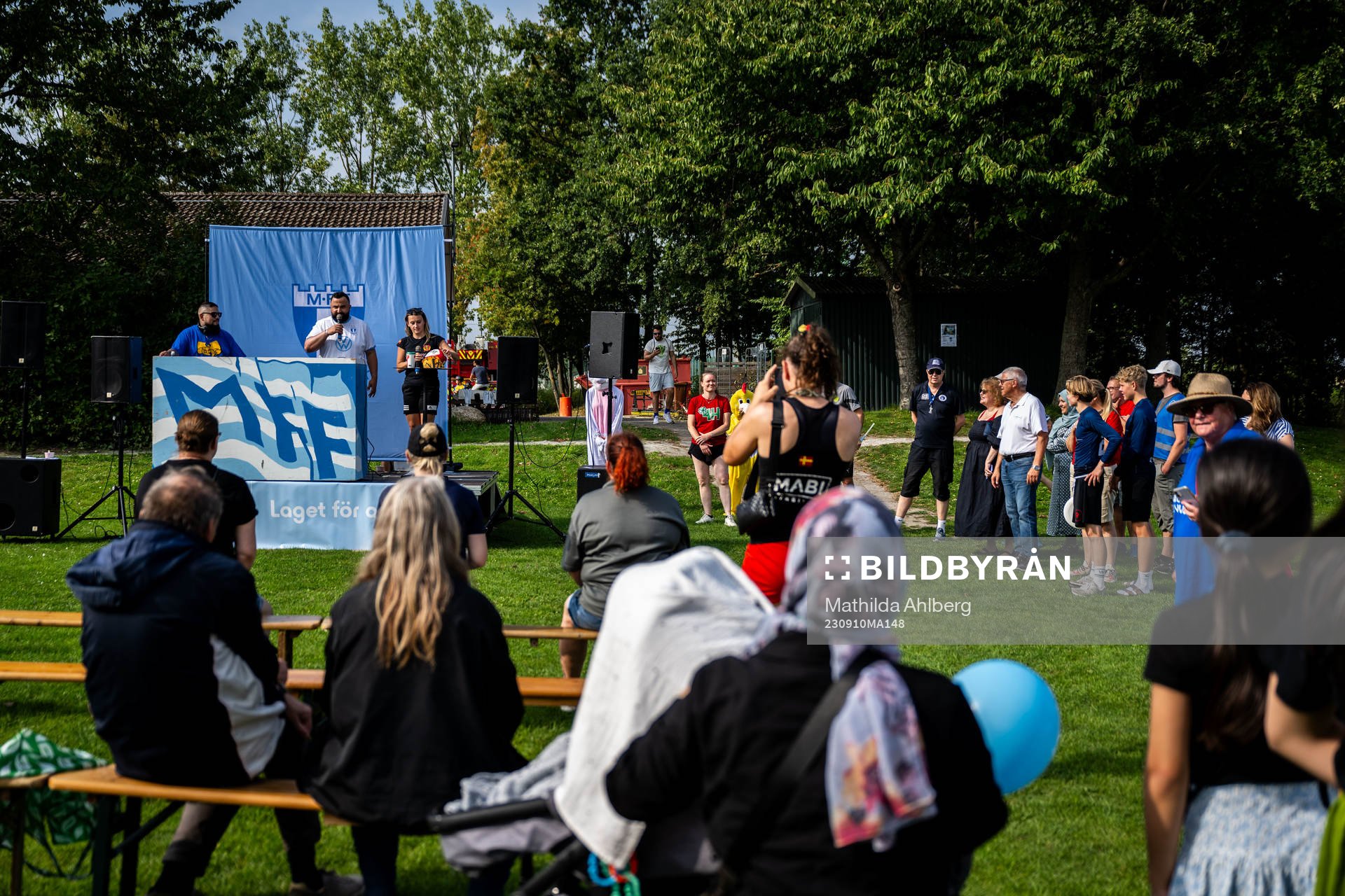 Besökare lyssnar på föreningar på scenen