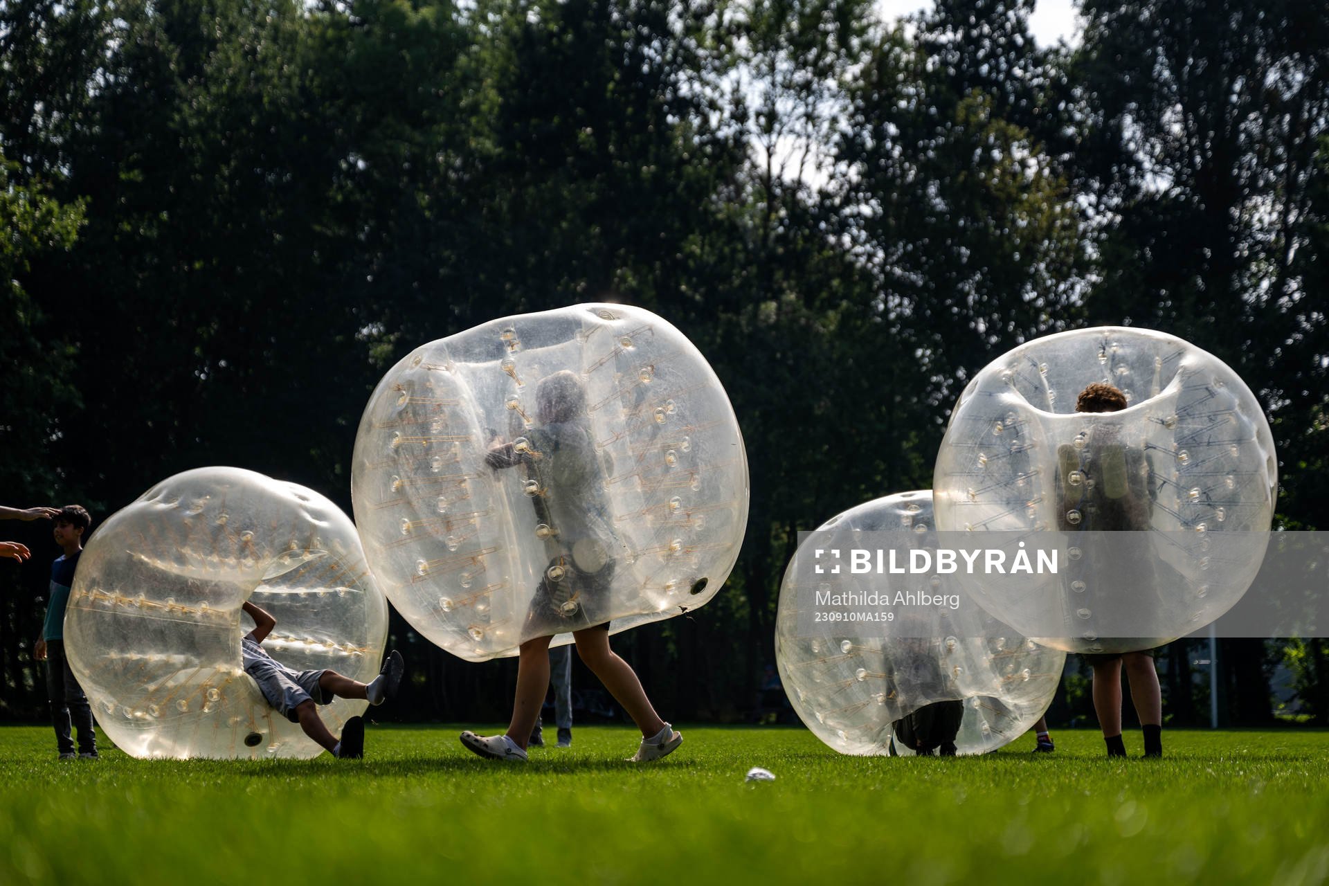 Besökare testar Bumperballs