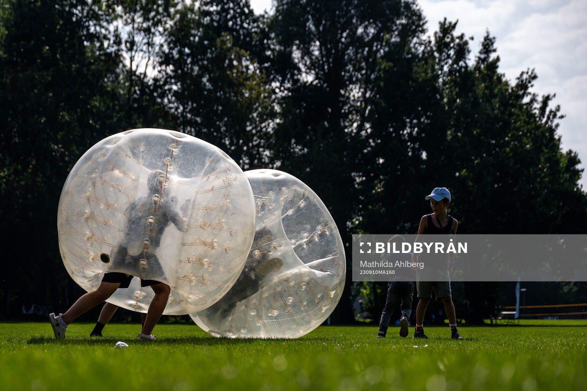 Besökare testar Bumperballs