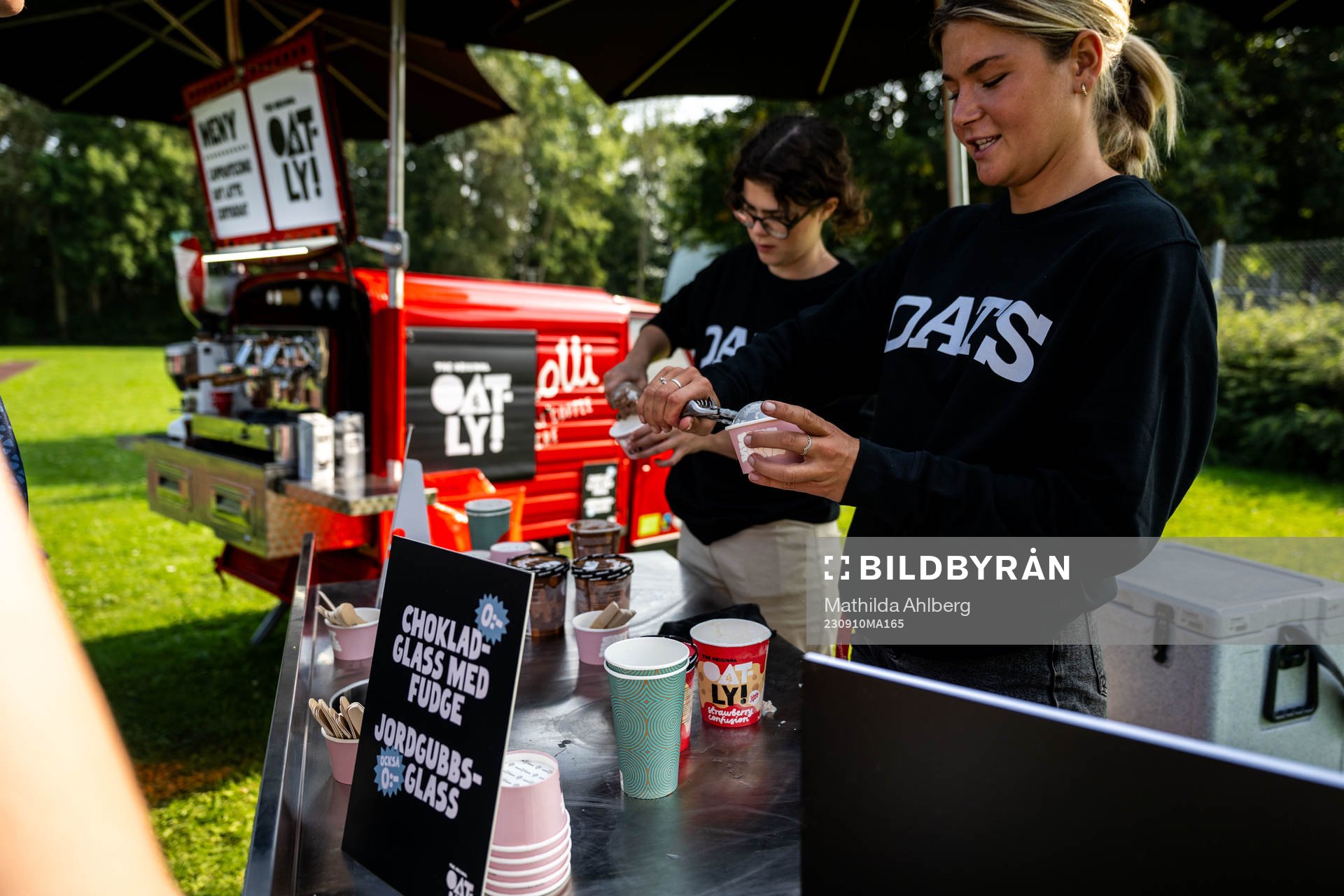 Oatly på plats och delar ut glass