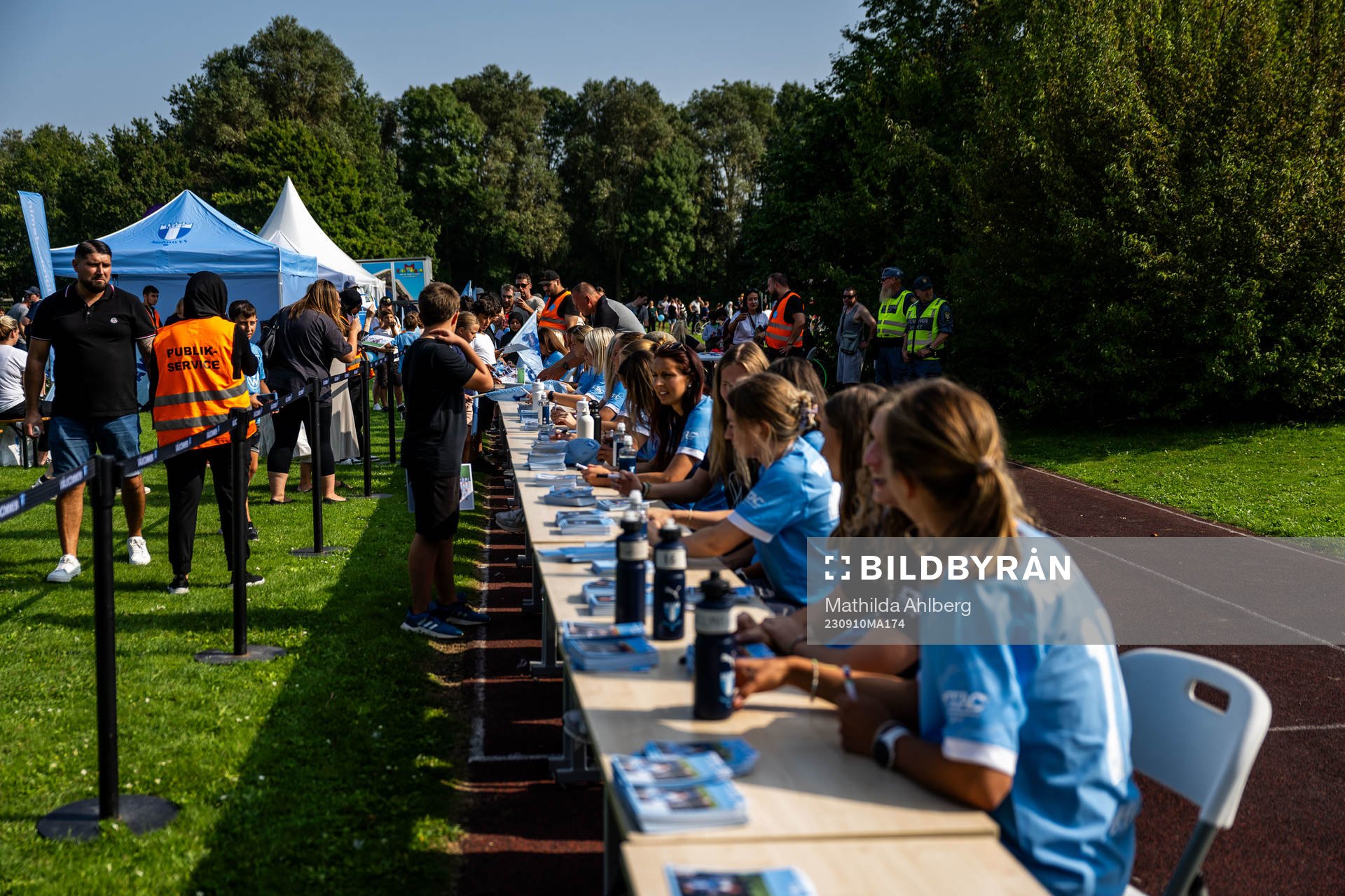 Spelare från Malmö FFs damlag skriver autografer