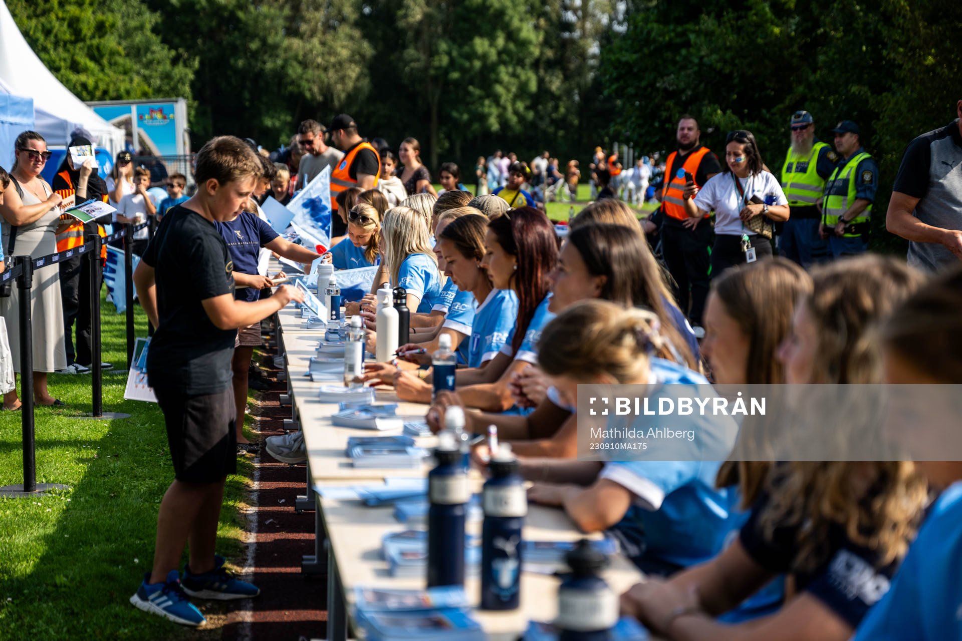 Spelare från Malmö FFs damlag skriver autografer