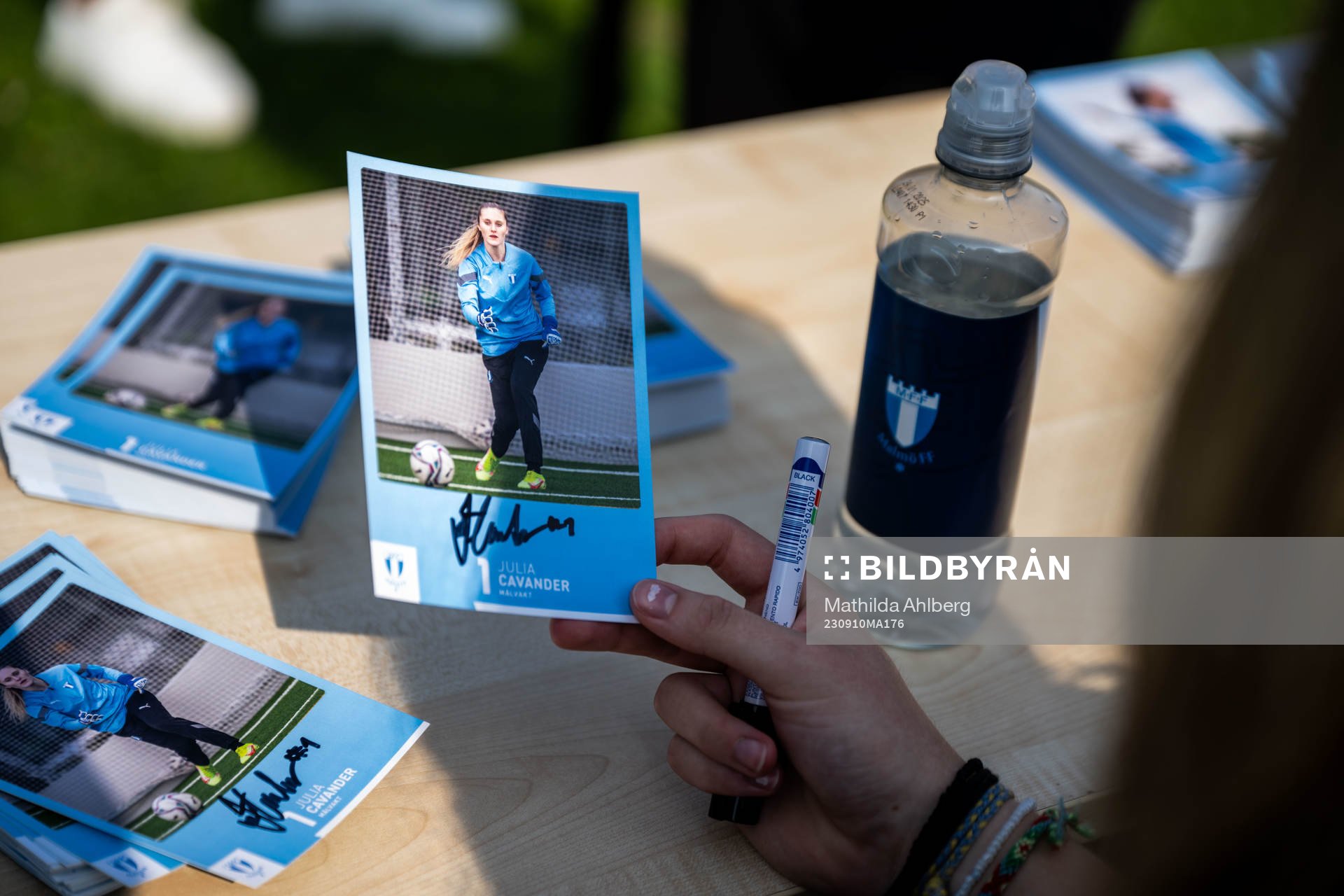 Malmö FFs målvakt Julia Cavander skriver autografer
