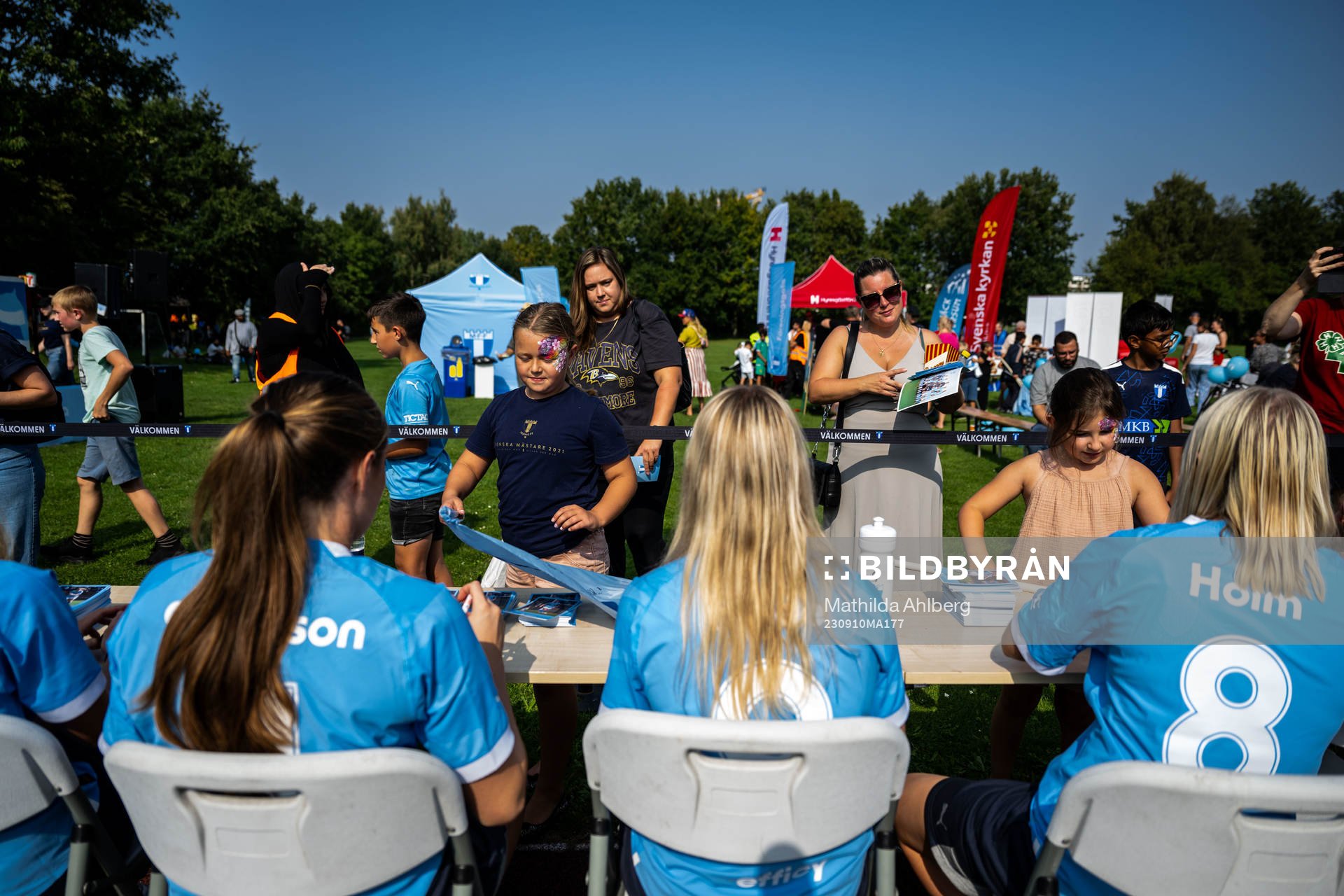 Spelare från Malmö FFs damlag skriver autografer