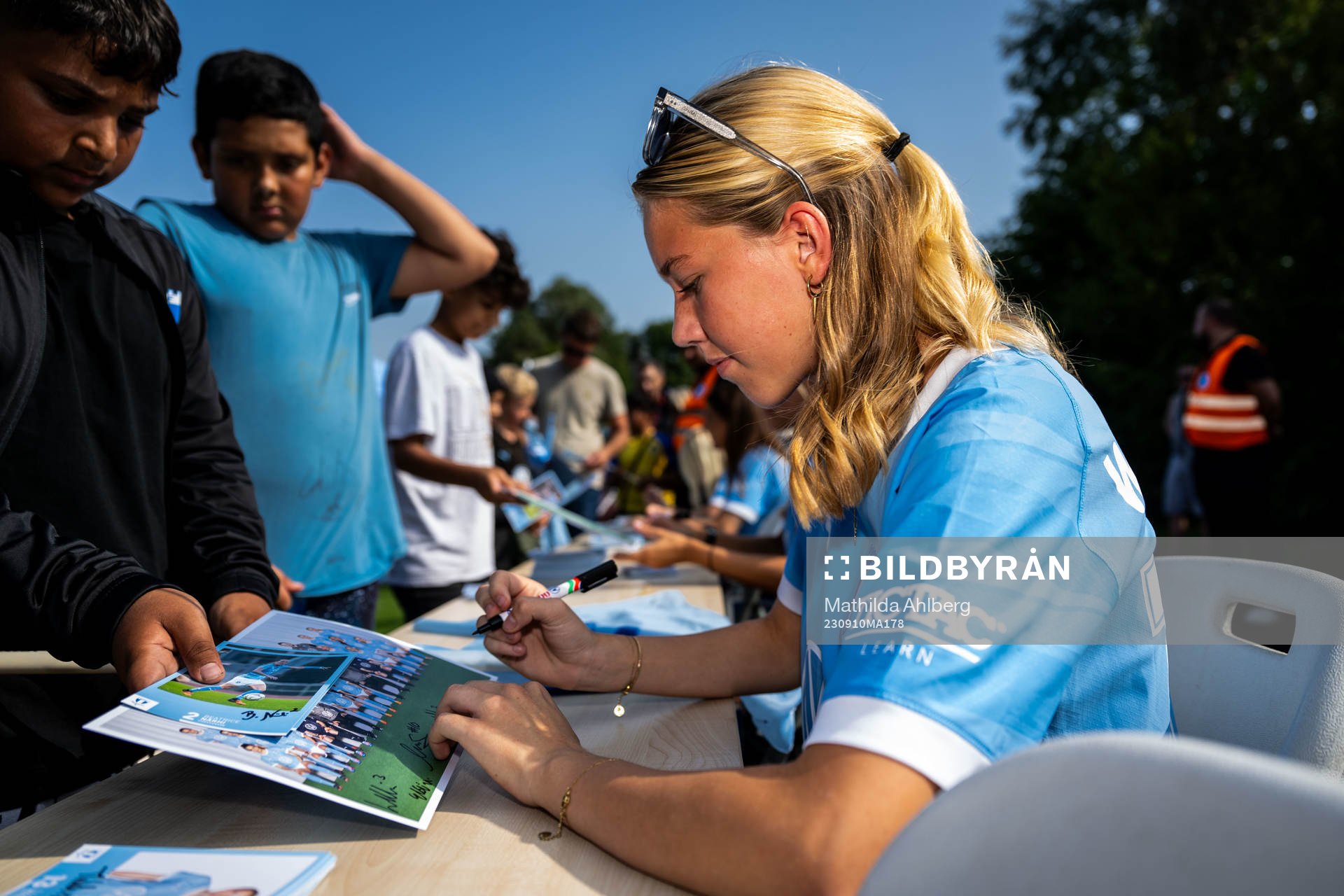 Spelare från Malmö FFs damlag skriver autografer