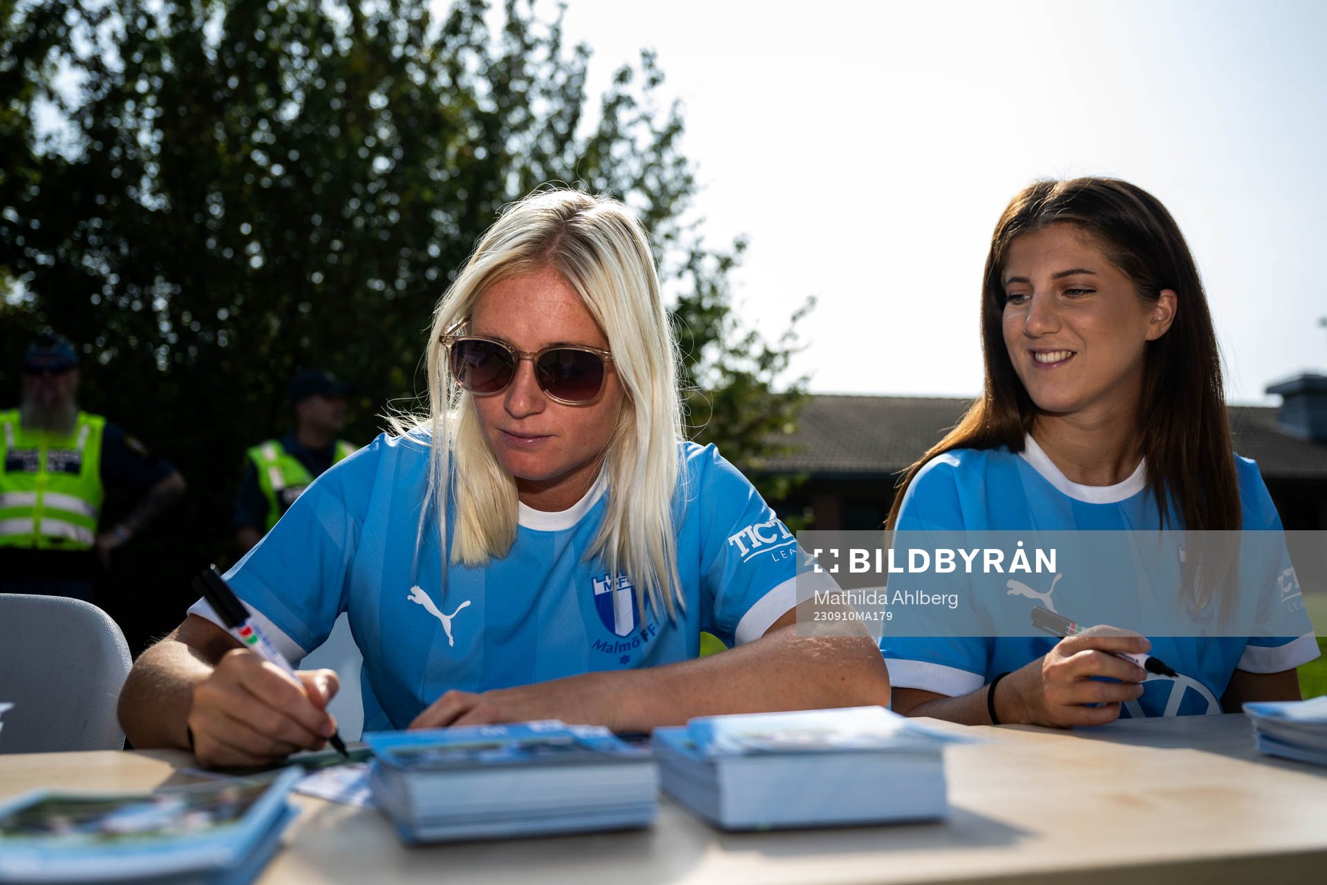 Spelare från Malmö FFs damlag skriver autografer
