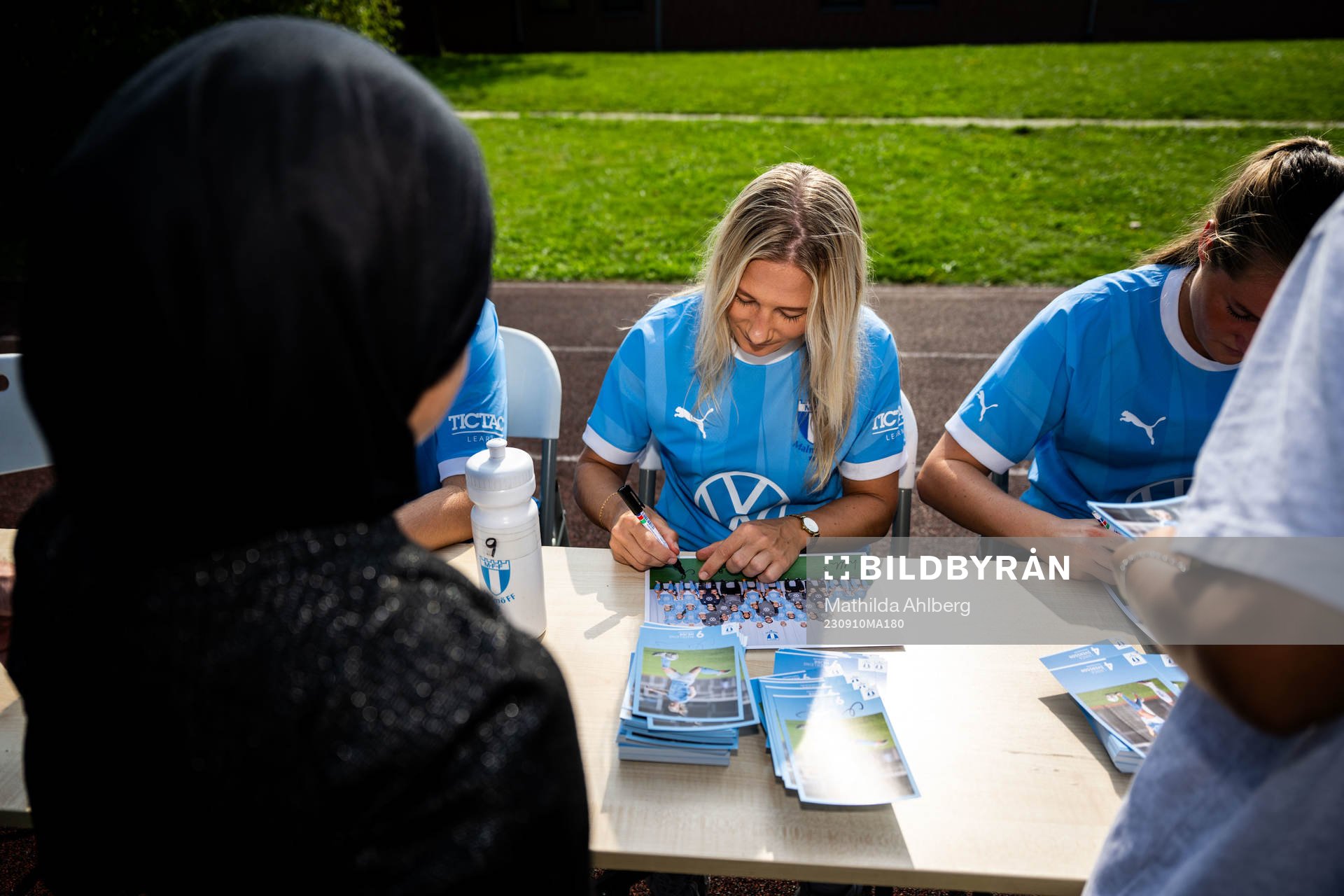 Malmö FFs Madeleine Hejde skriver autografer