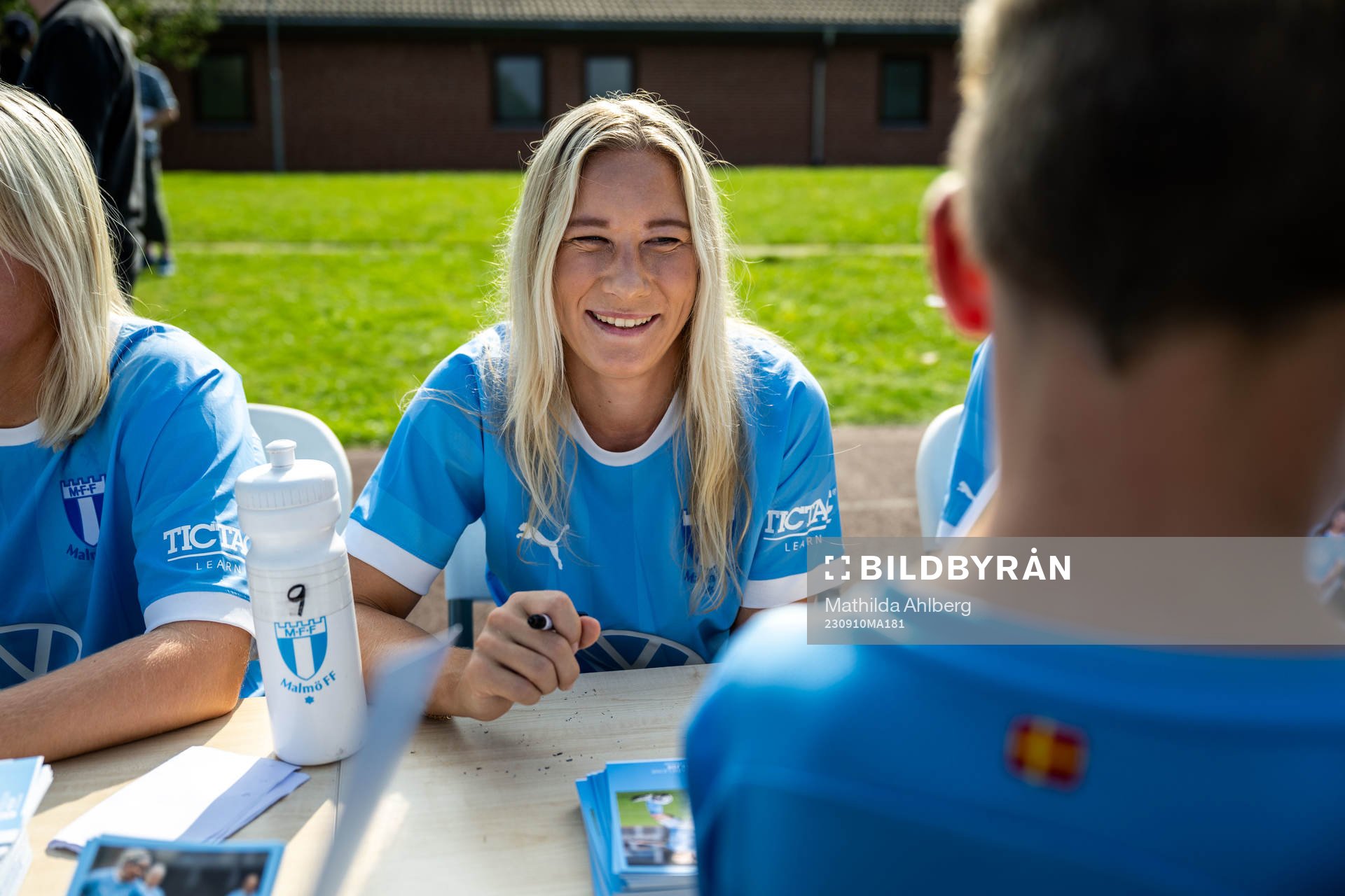 Malmö FFs Madeleine Hejde skriver autografer