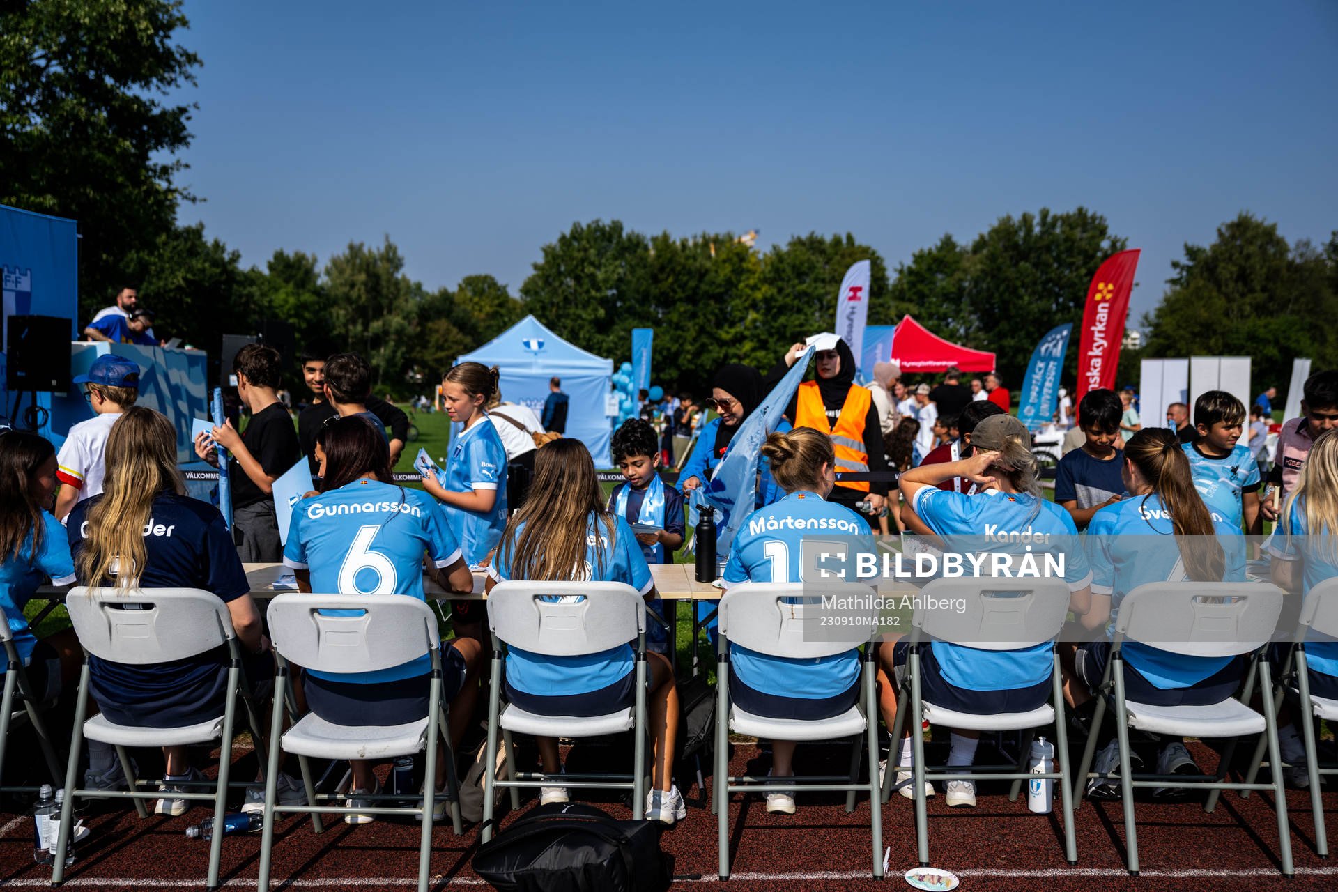 Spelare från Malmö FFs damlag skriver autografer