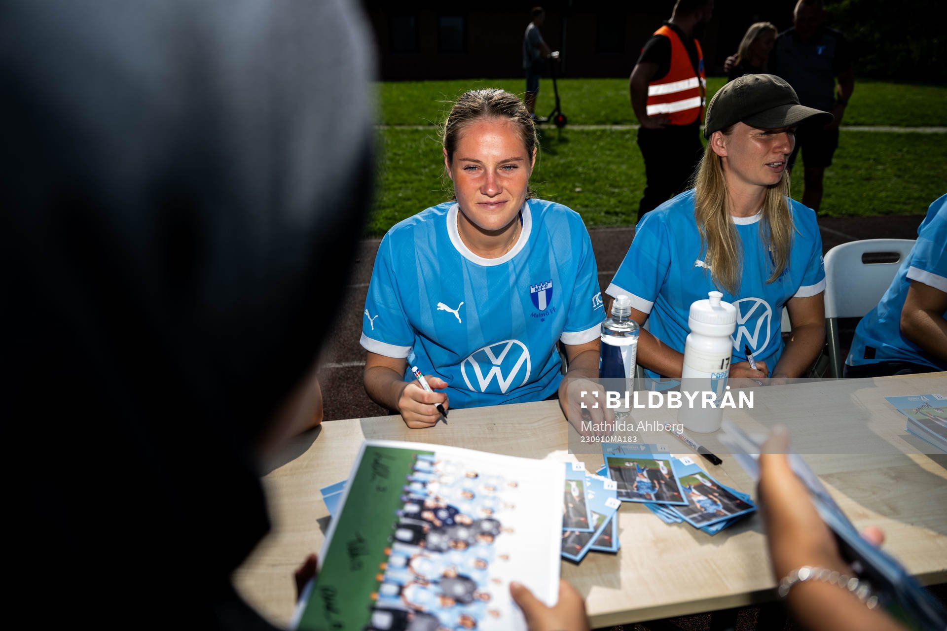 Malmö FFs Linnea Svensson skriver autografer