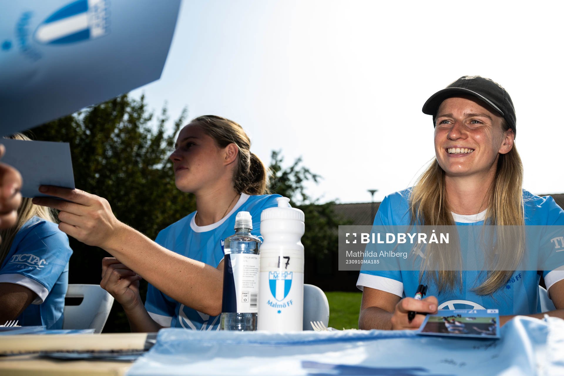 Malmö FFs Amanda Kander skriver autografer