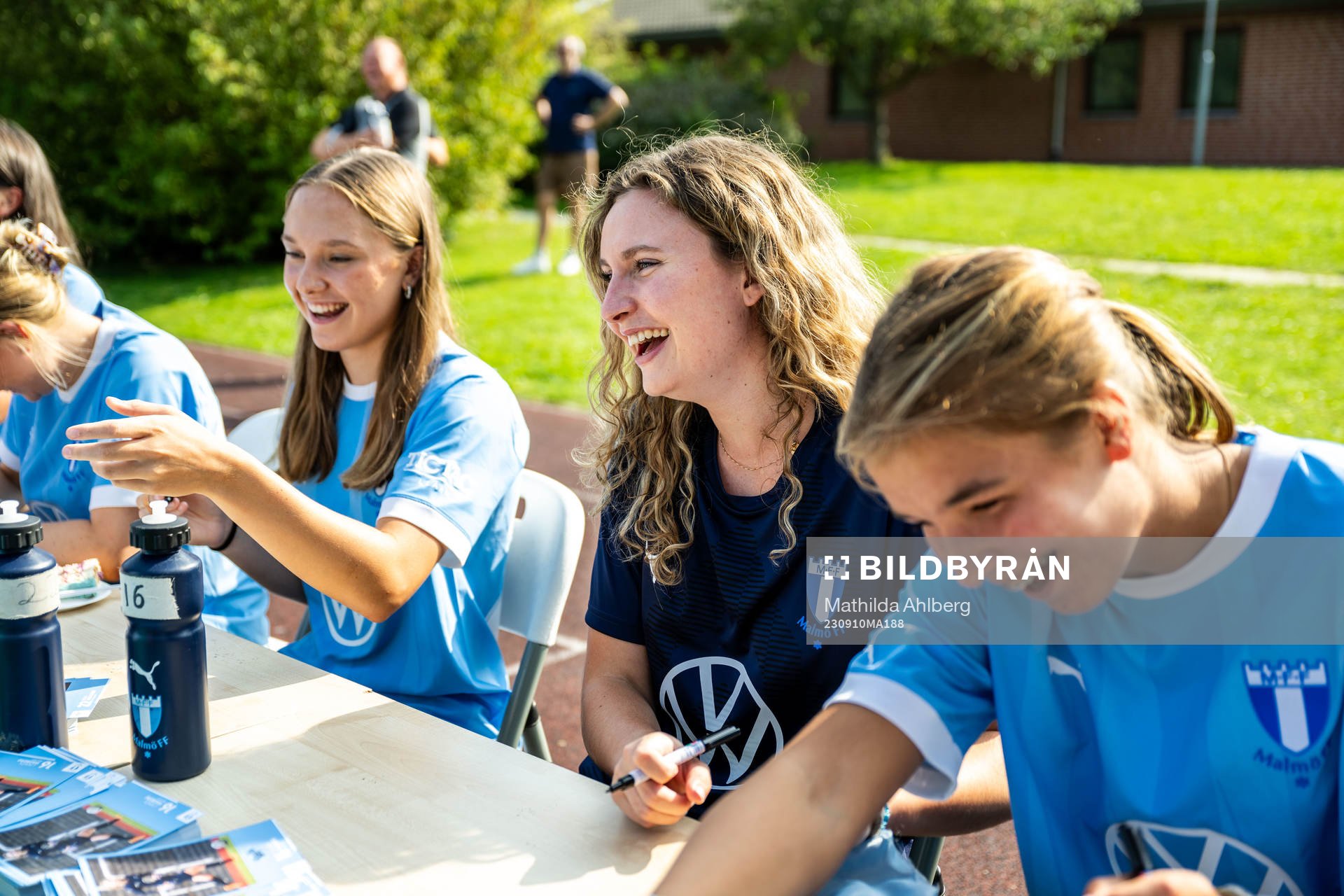 Malmö FFs målvakt Linnéa Hagberg skriver autografer