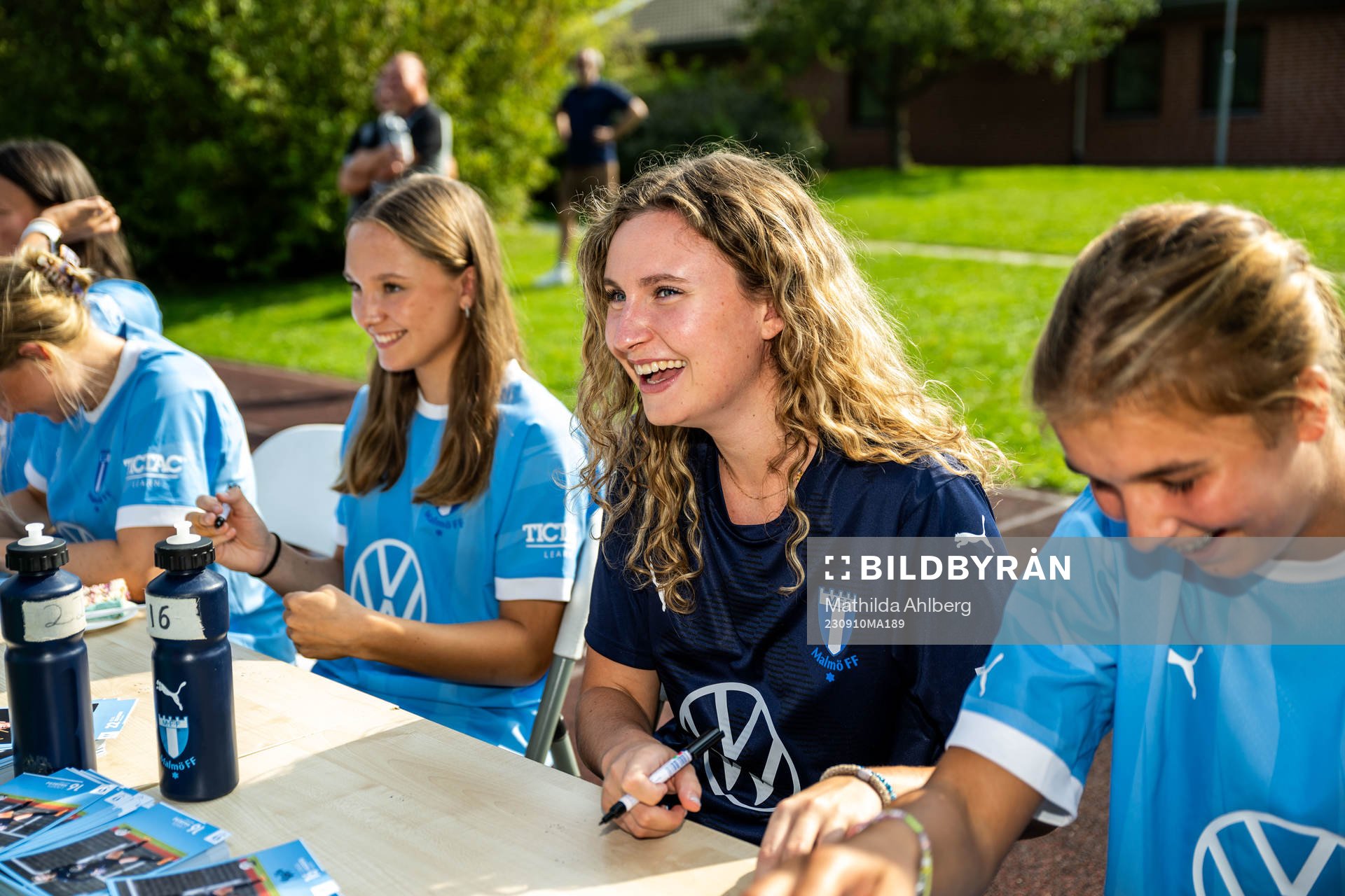 Malmö FFs målvakt Linnéa Hagberg skriver autografer
