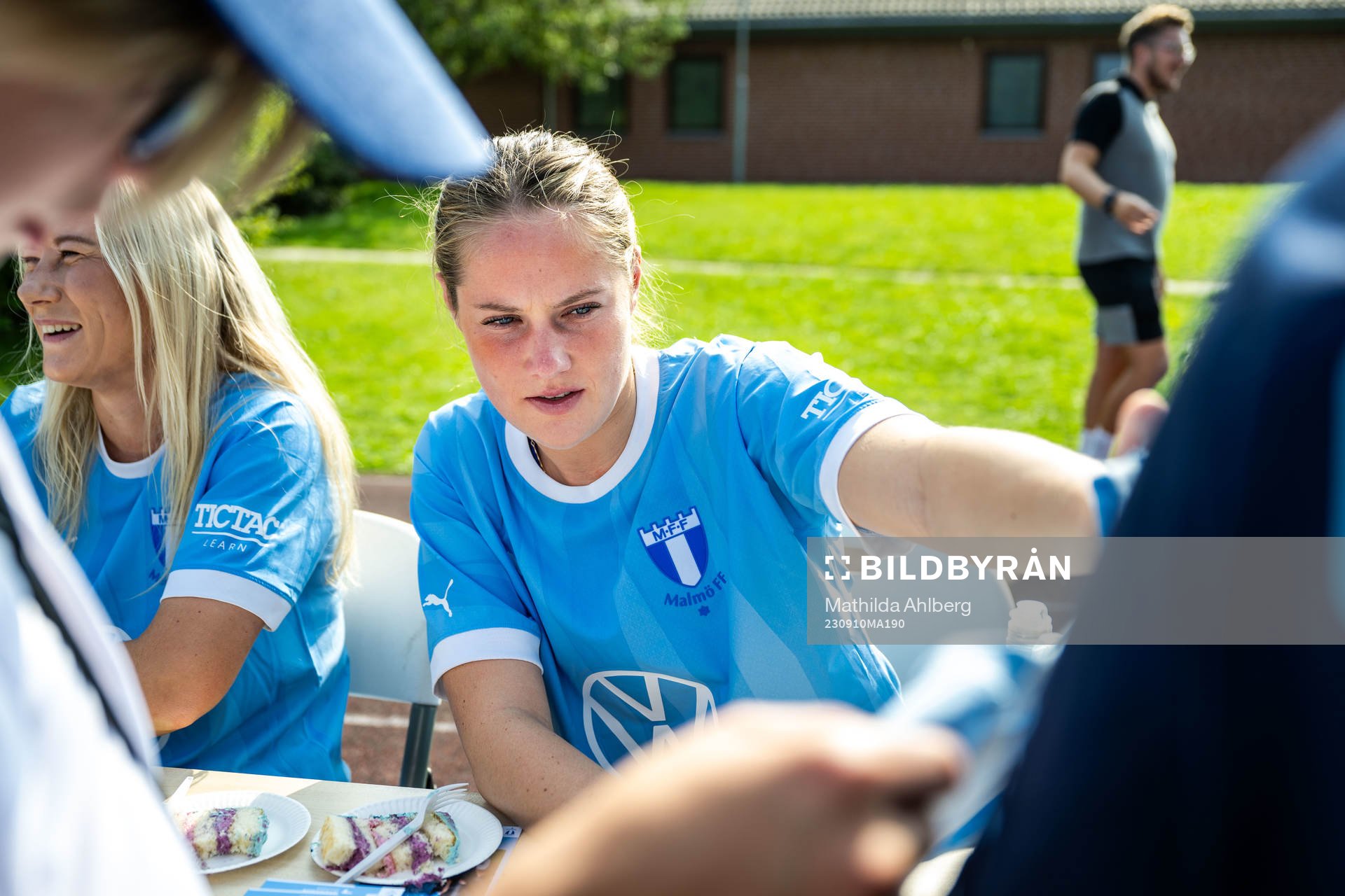 Malmö FFs Linnea Svensson skriver autografer