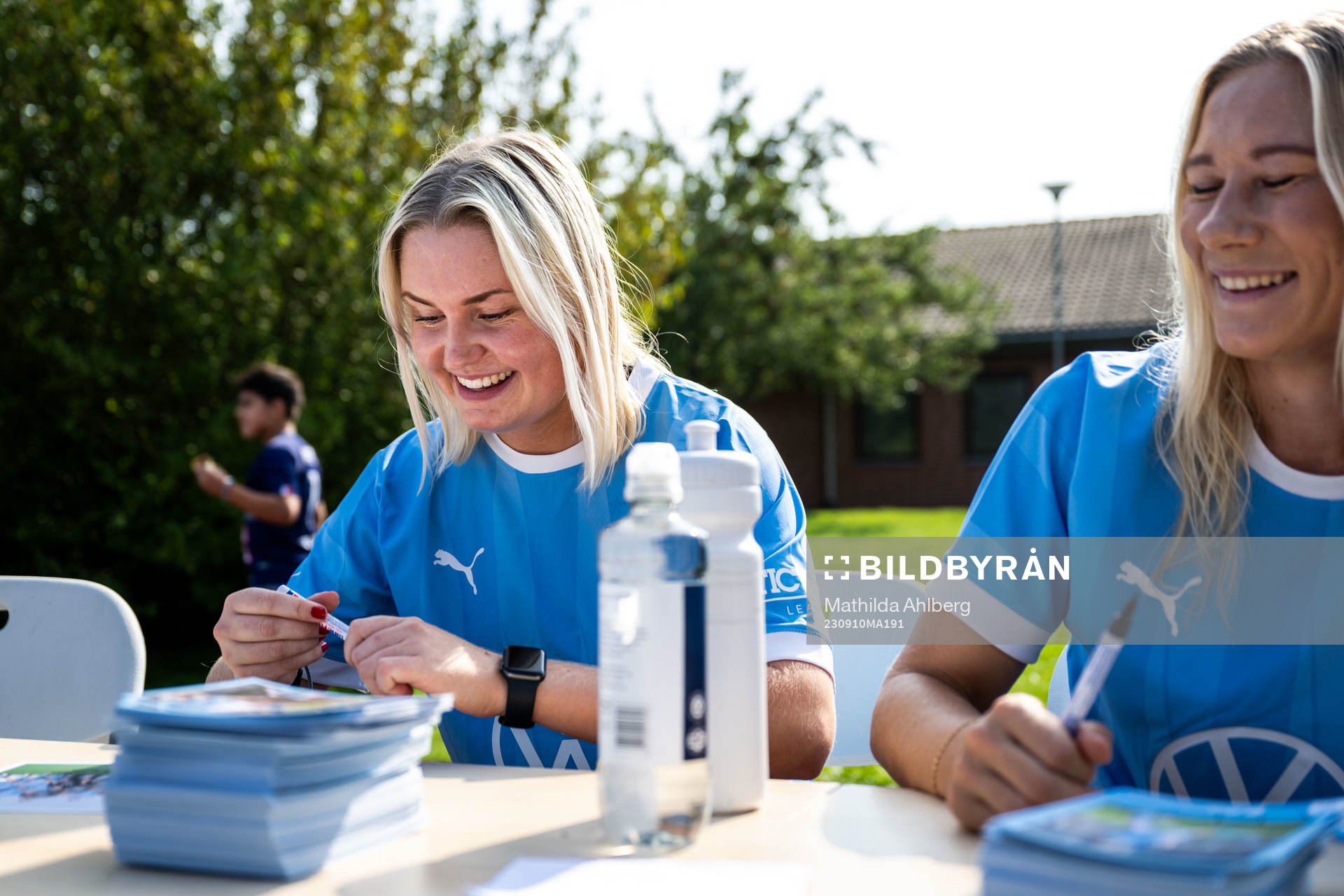 Malmö FFs Rebecka Holm skriver autografer under arrangemanget Laget för alla den 10 september 2023 i Malmö. 