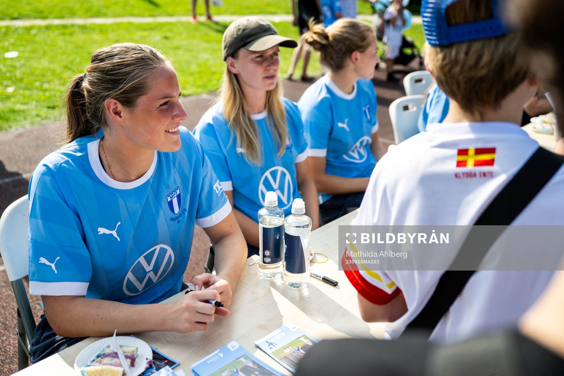 Malmö FFs Linnea Svensson skriver autografer