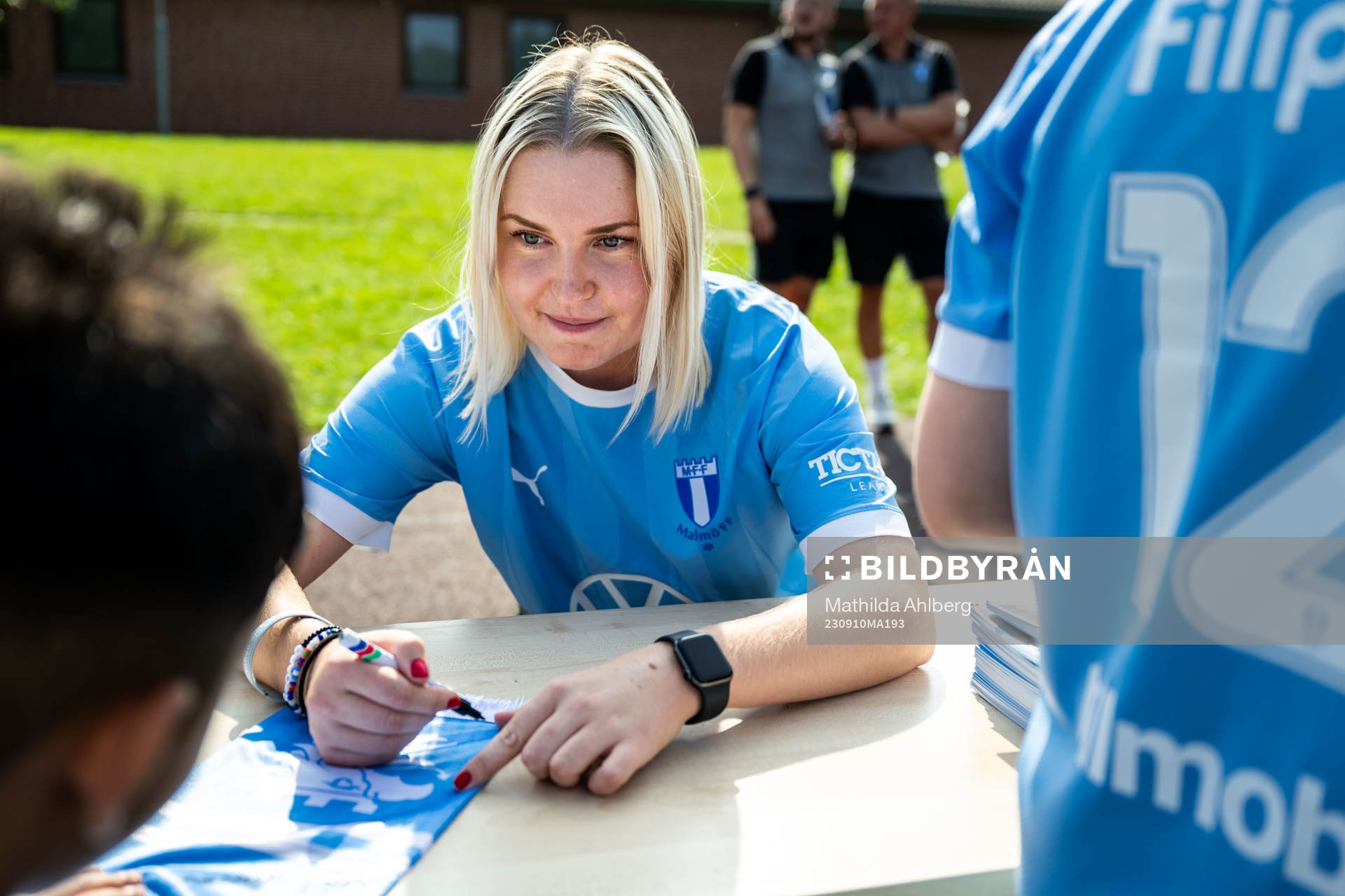 Malmö FFs Rebecka Holm skriver autografer