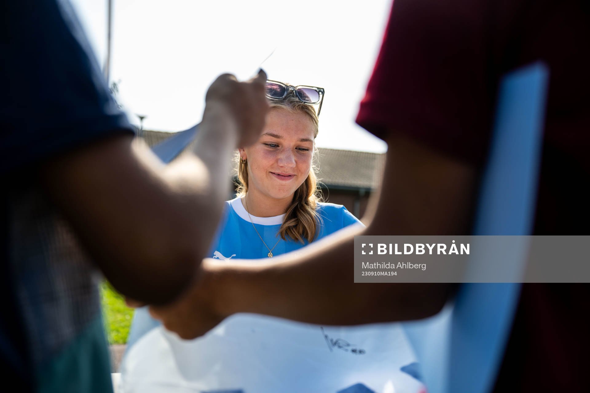Malmö FFs spelare skriver autografer