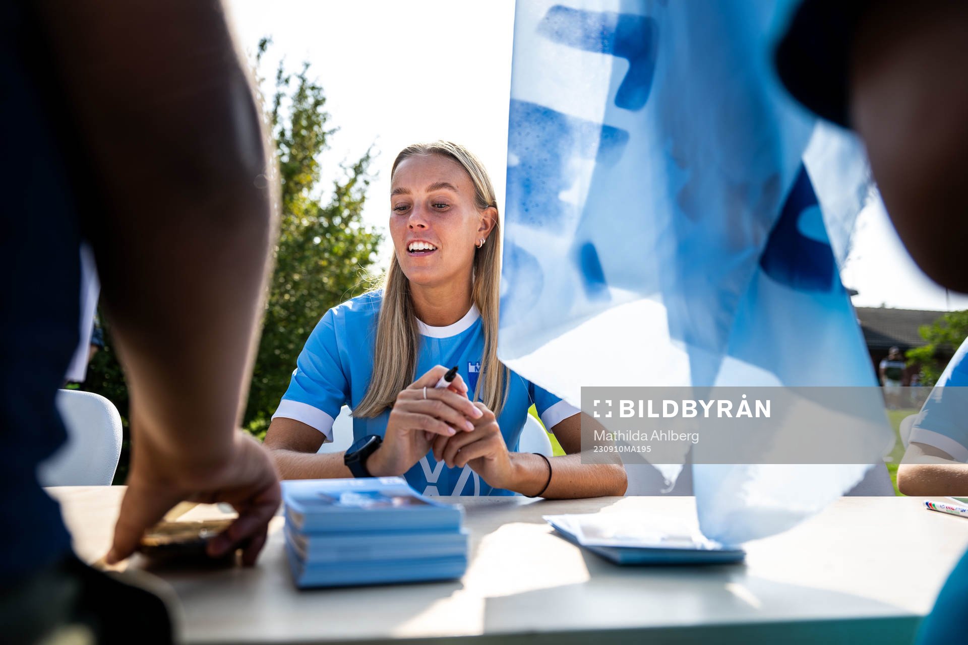 Malmö FFs spelare skriver autografer