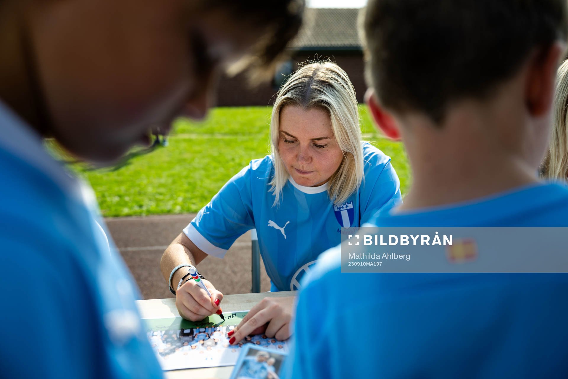 Malmö FFs Rebecka Holm skriver autografer