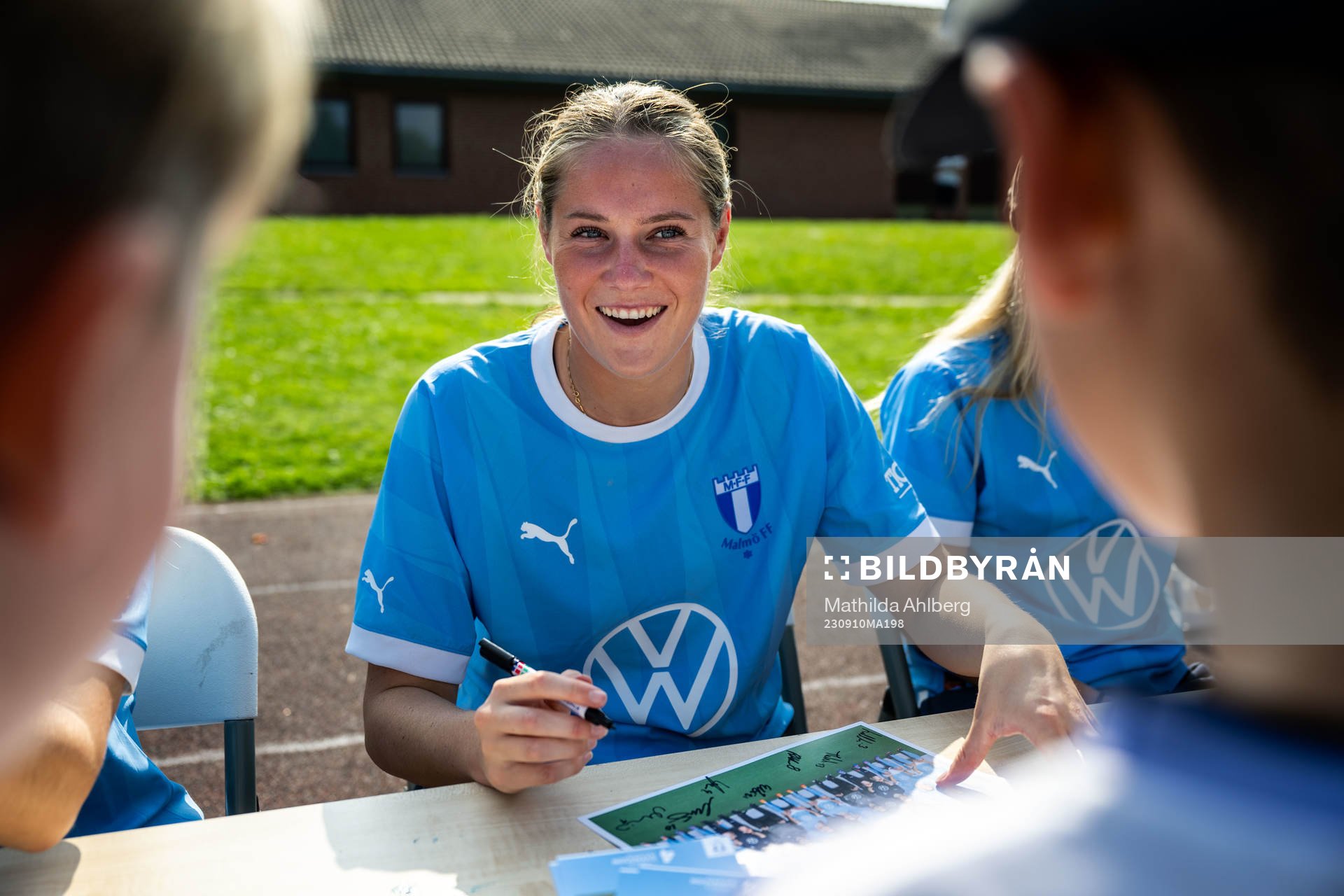 Malmö FFs Linnea Svensson skriver autografer