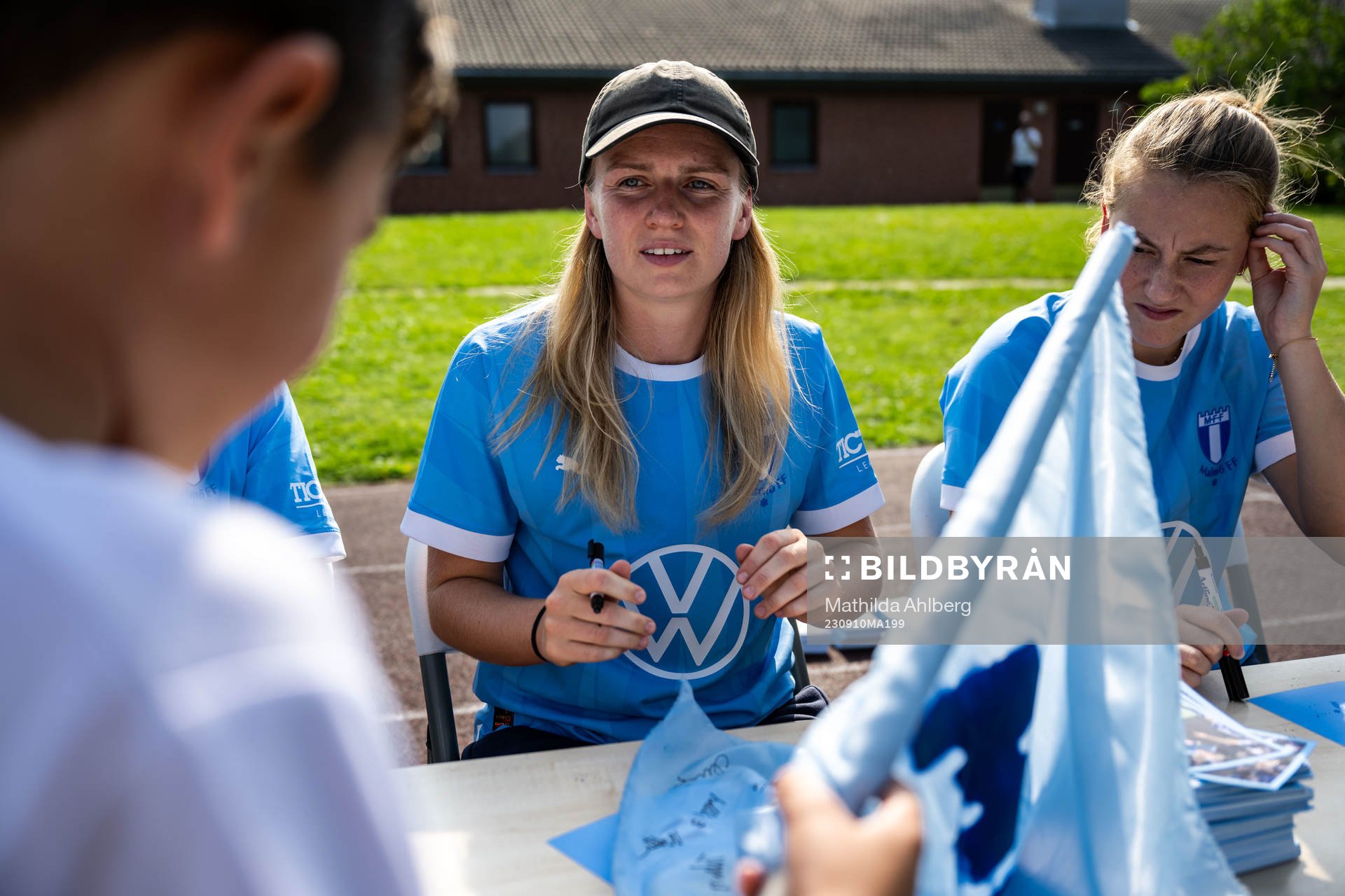 Malmö FFs Amanda Kander skriver autografer