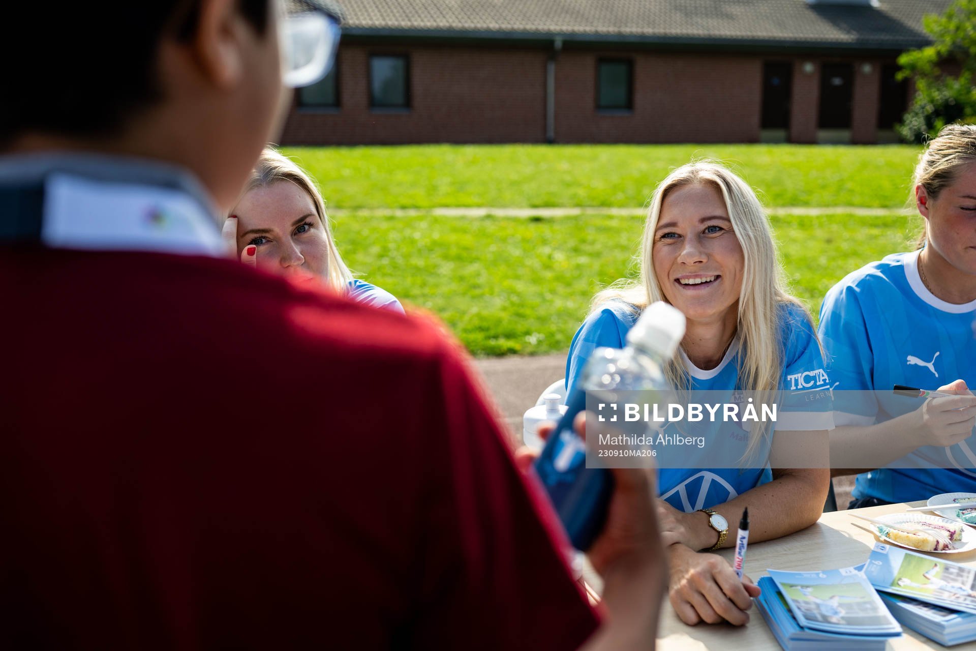 Malmö FFs Madeleine Hejde skriver autografer