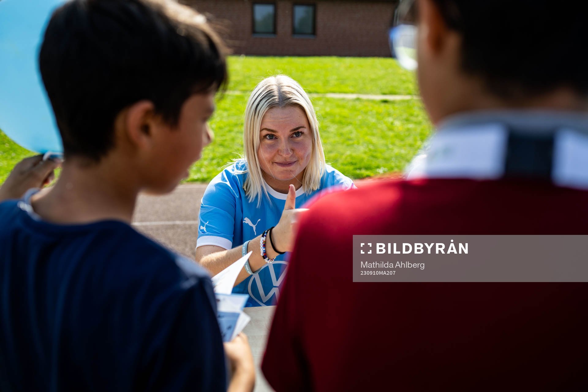 Malmö FFs Rebecka Holm skriver autografer under arrangemanget Laget för alla den 10 september 2023 i Malmö. 