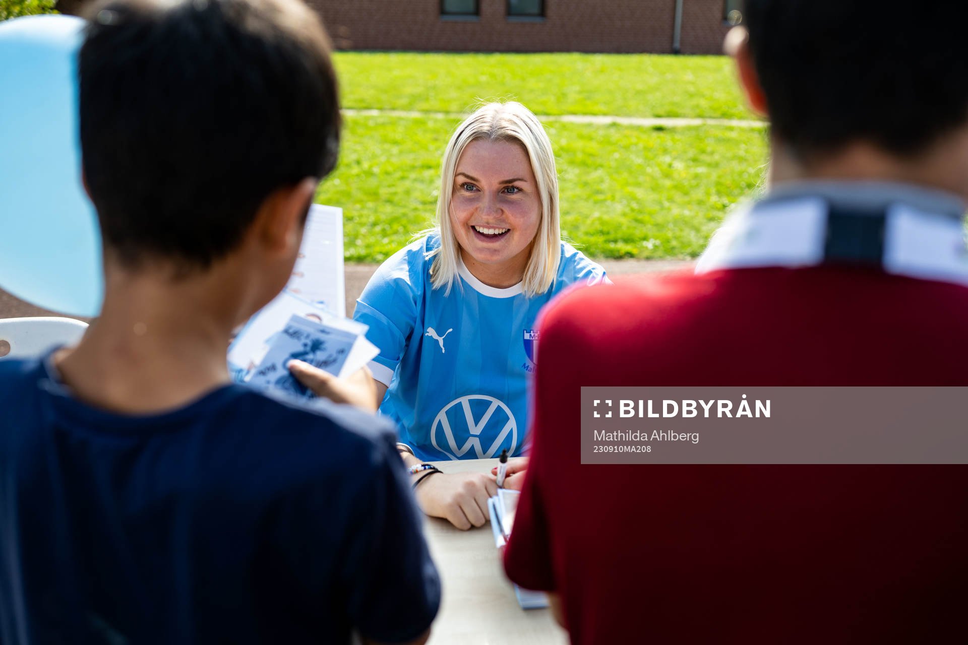 Malmö FFs Rebecka Holm skriver autografer