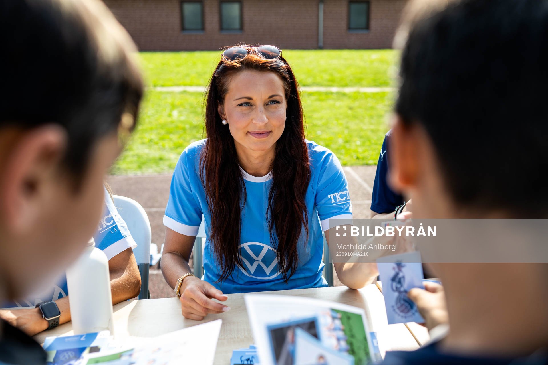 Malmö FFs Malin Gunnarsson skriver autografer under arrangemanget Laget för alla den 10 september 2023 i Malmö. 