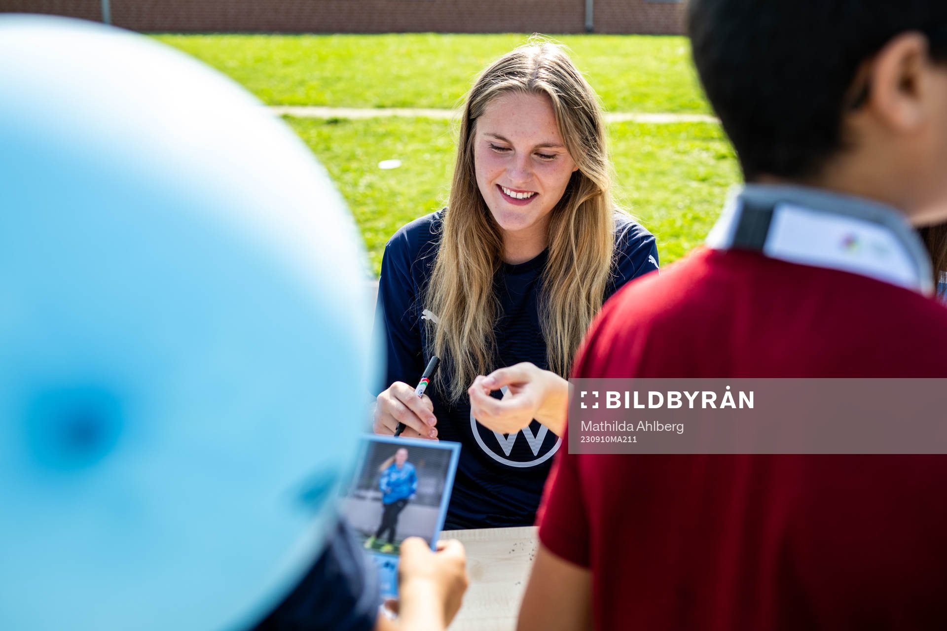 Malmö FFs målvakt Julia Cavander skriver autografer