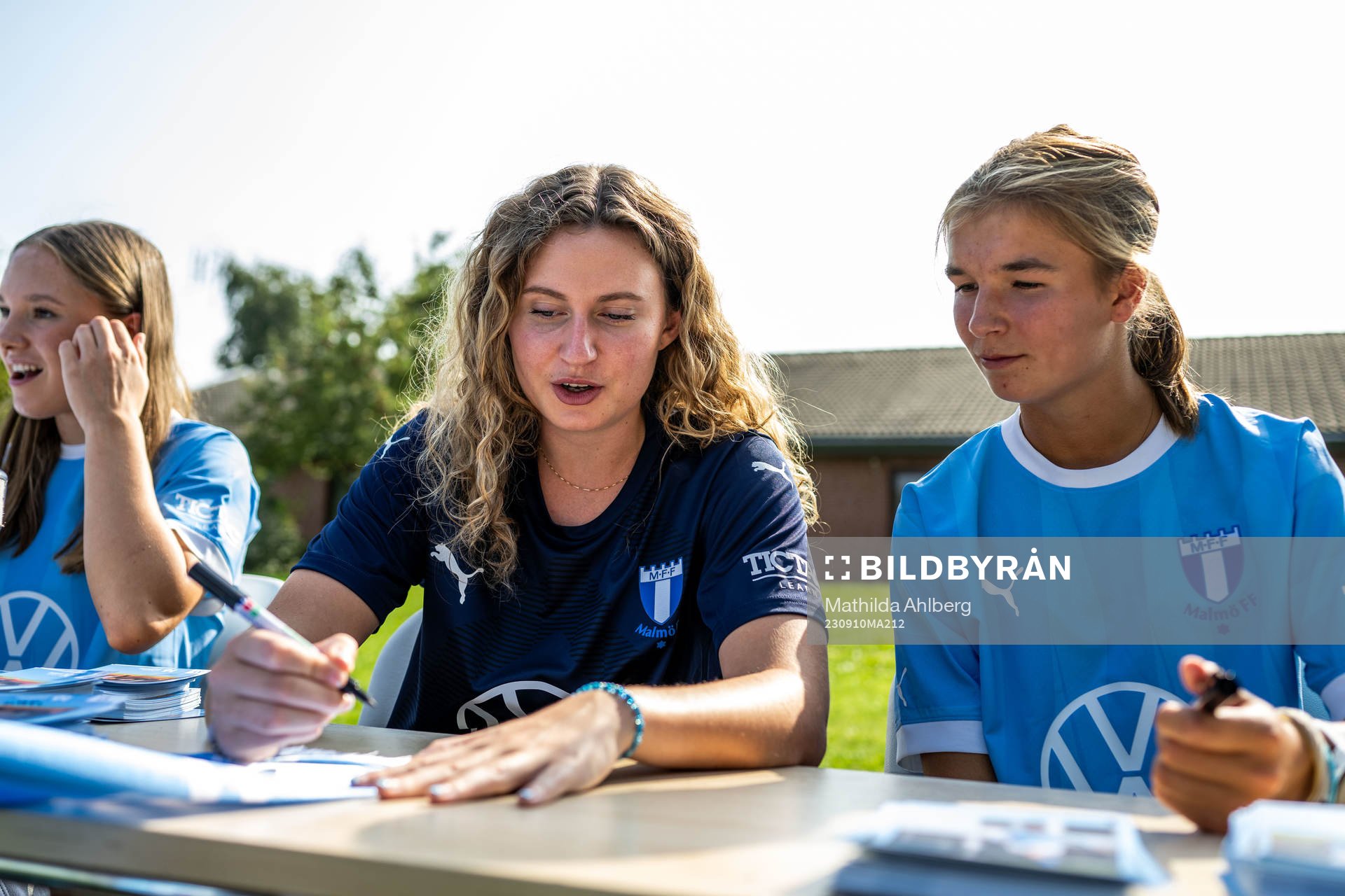 Malmö FFs målvakt Linnéa Hagberg skriver autografer