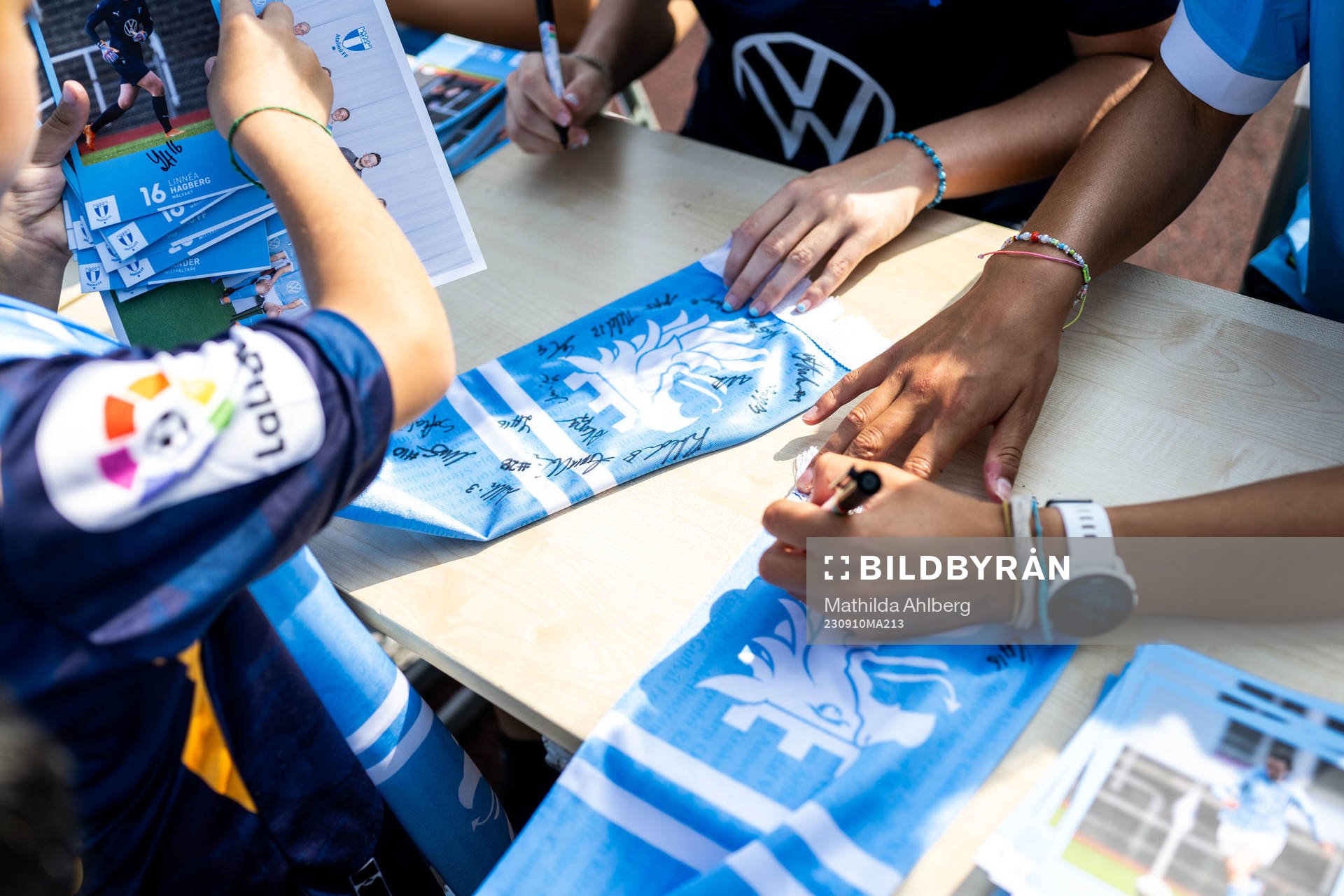 Spelare från Malmö FFs damlag skriver autografer