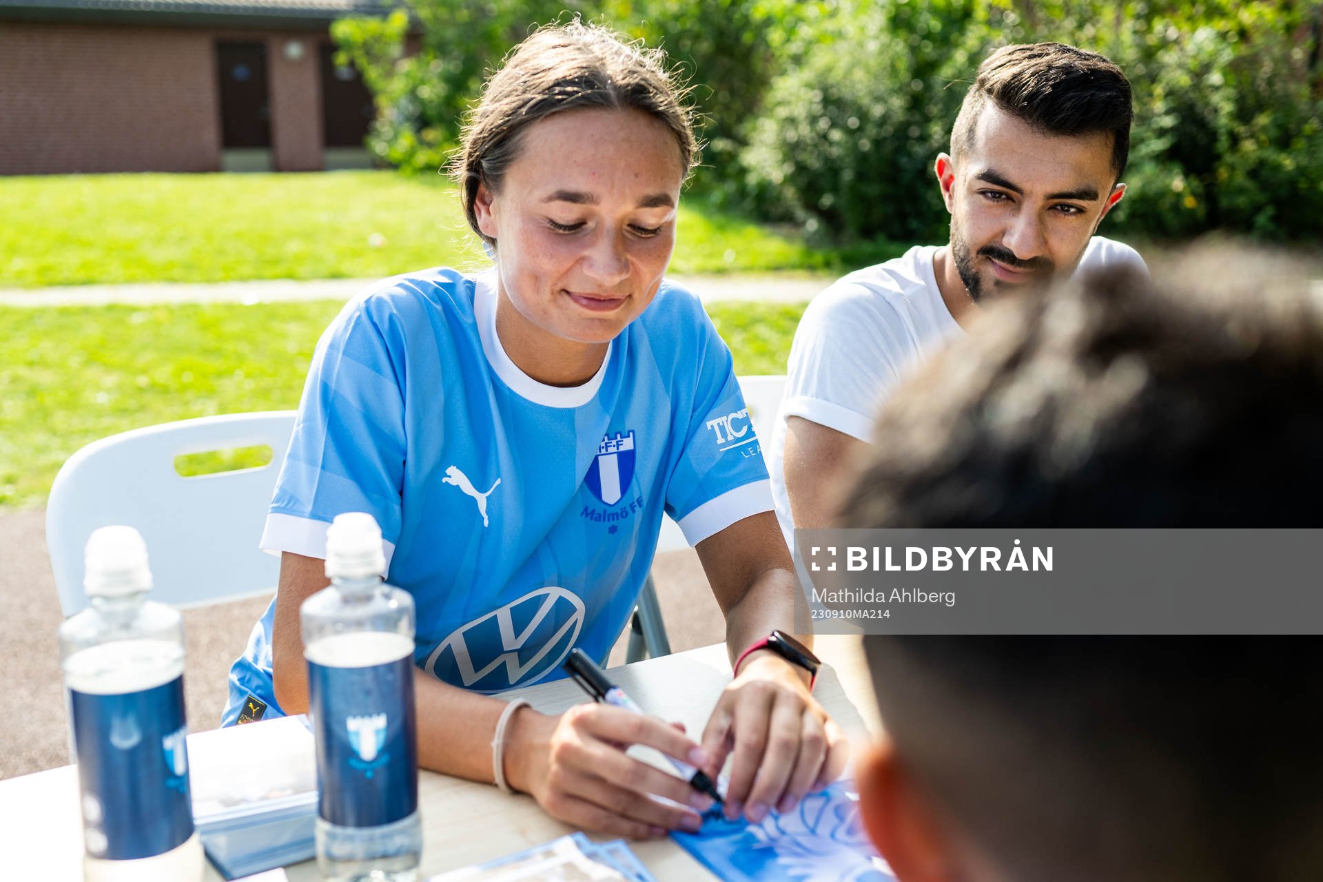 Malmö FFs spelare skriver autografer