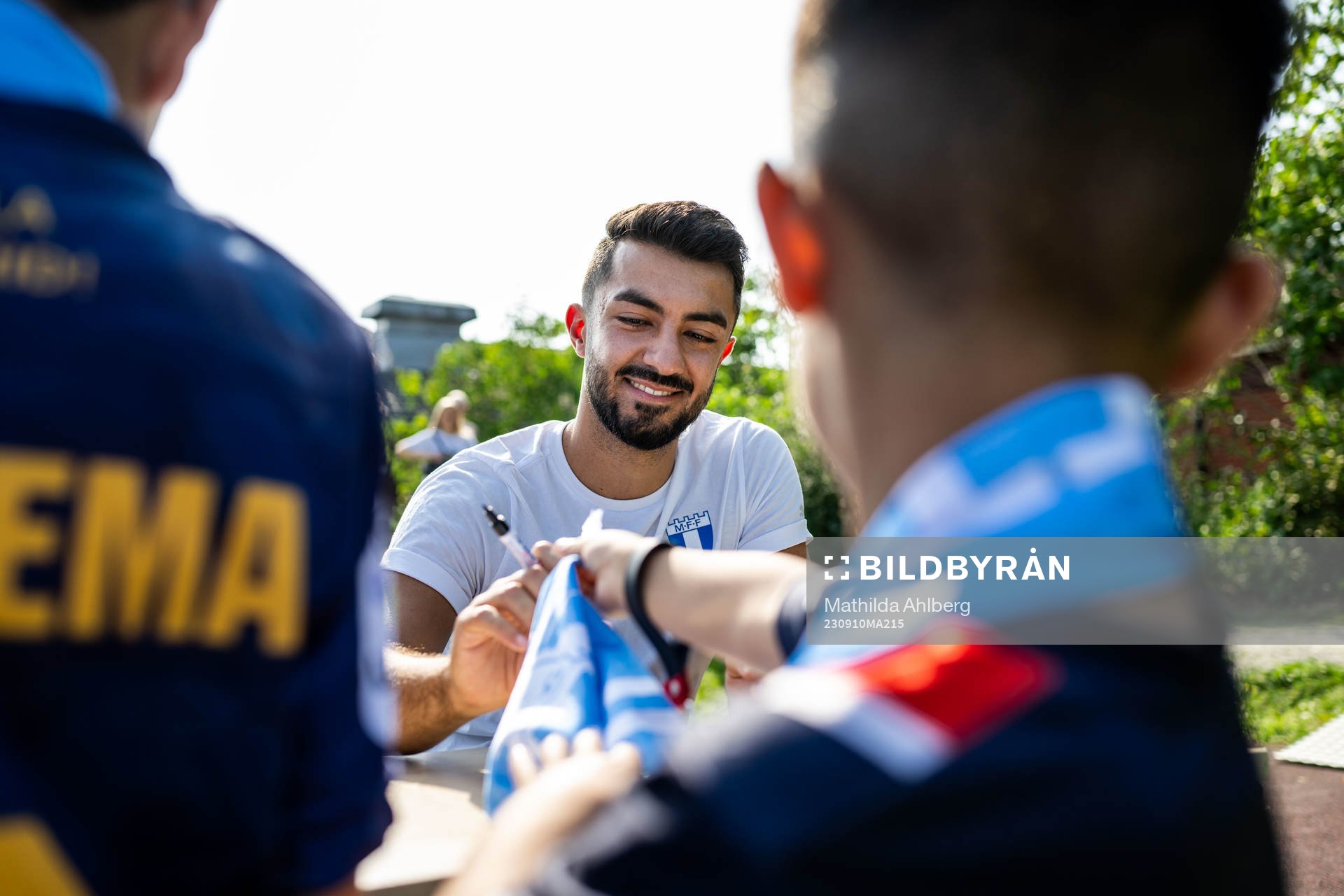 Malmö FFs tränare Maxim Kahlil skriver autografer