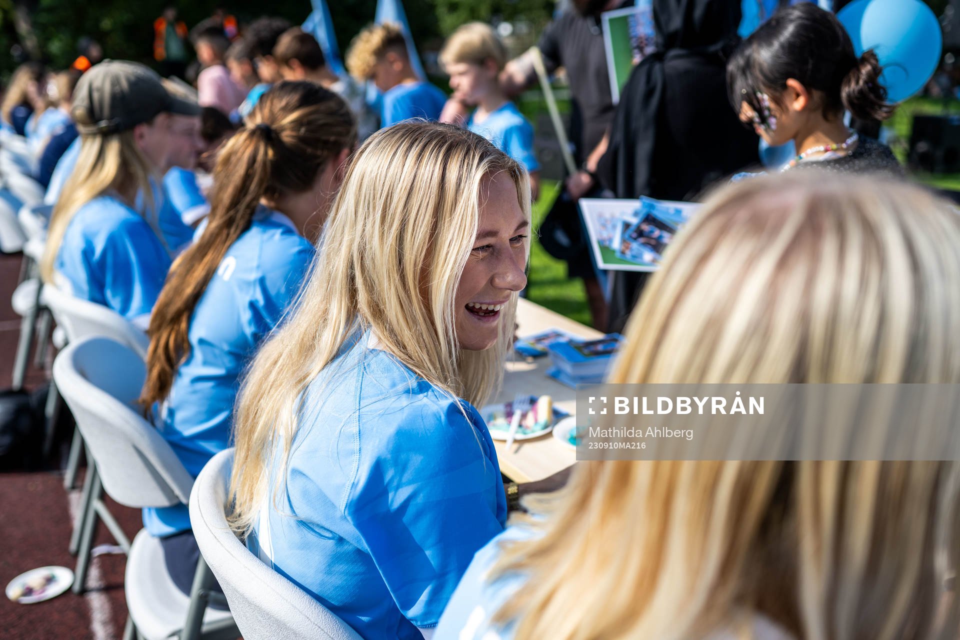 Malmö FFs Madeleine Hejde skriver autografer