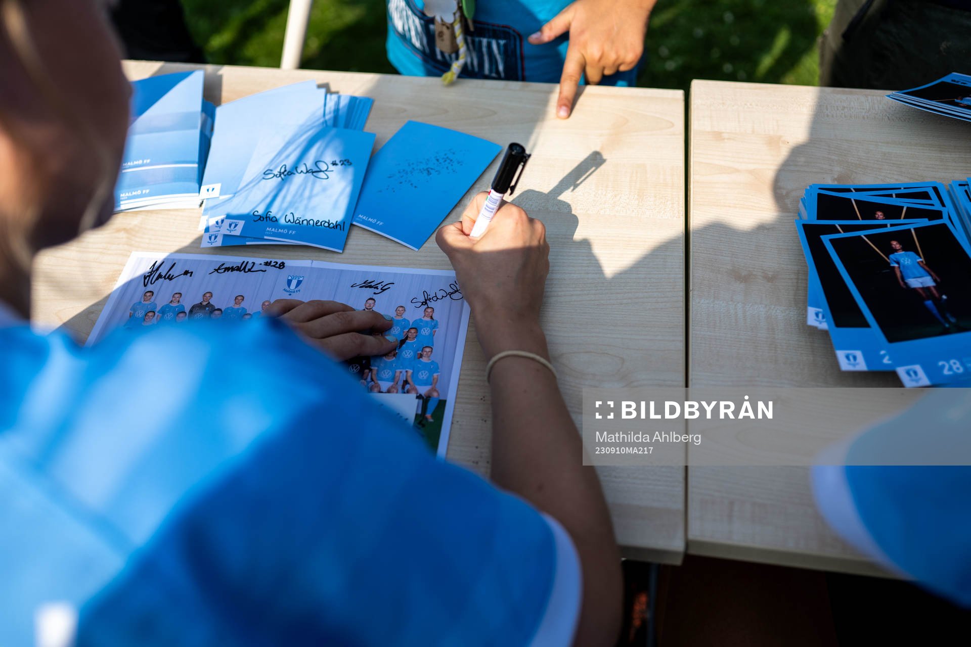 Spelare från Malmö FFs damlag skriver autografer
