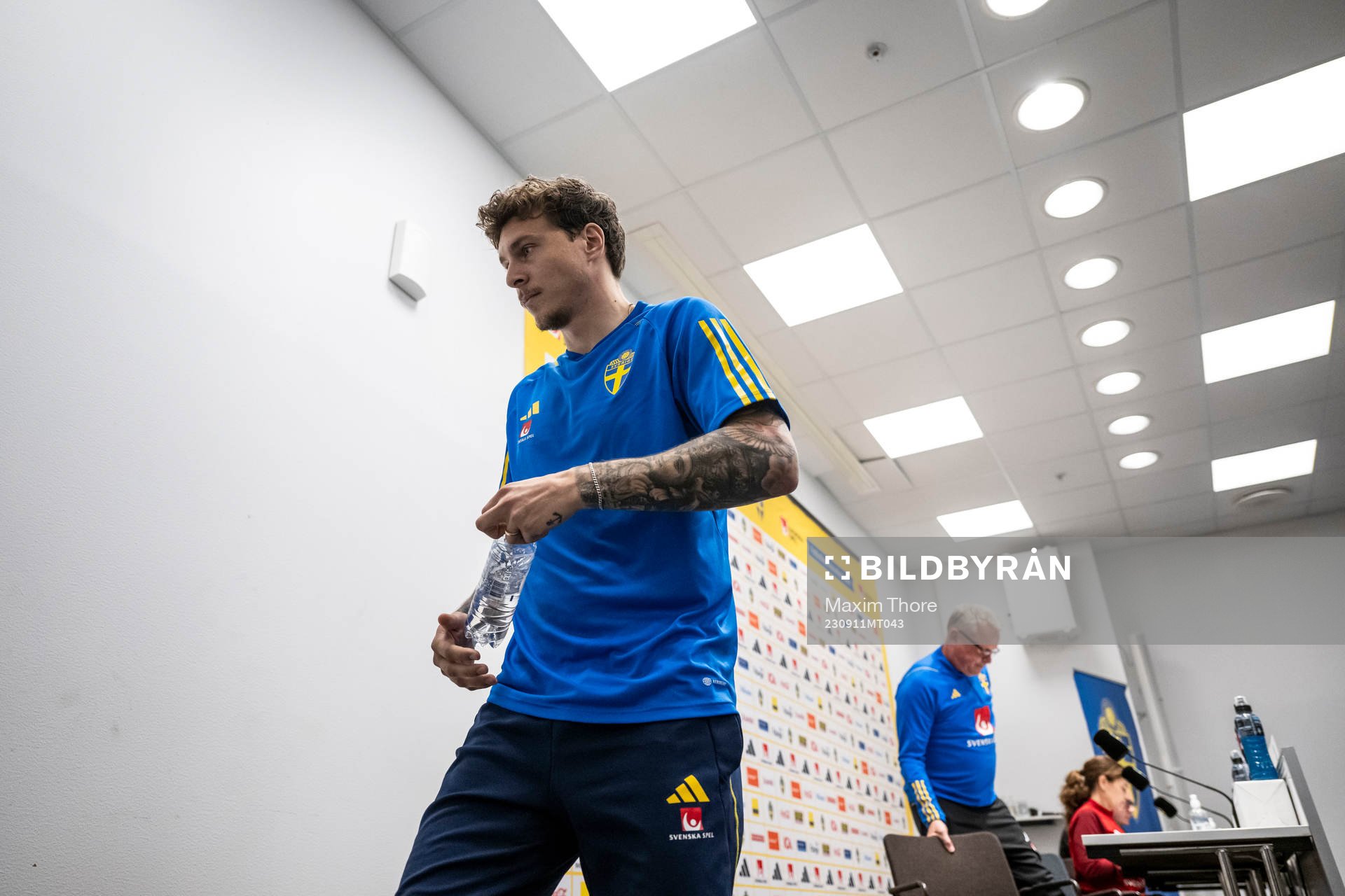 Victor Nilsson Lindelöf and head coach Janne Andersson of