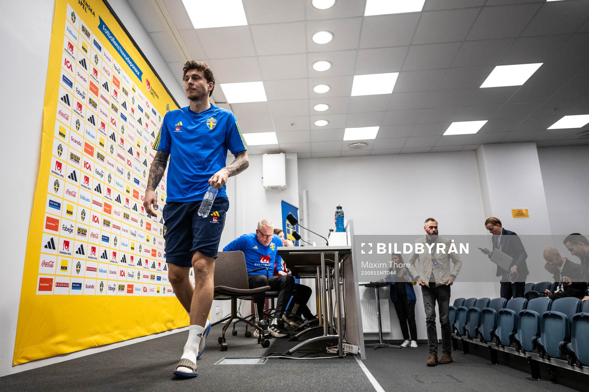 Victor Nilsson Lindelöf and head coach Janne Andersson of