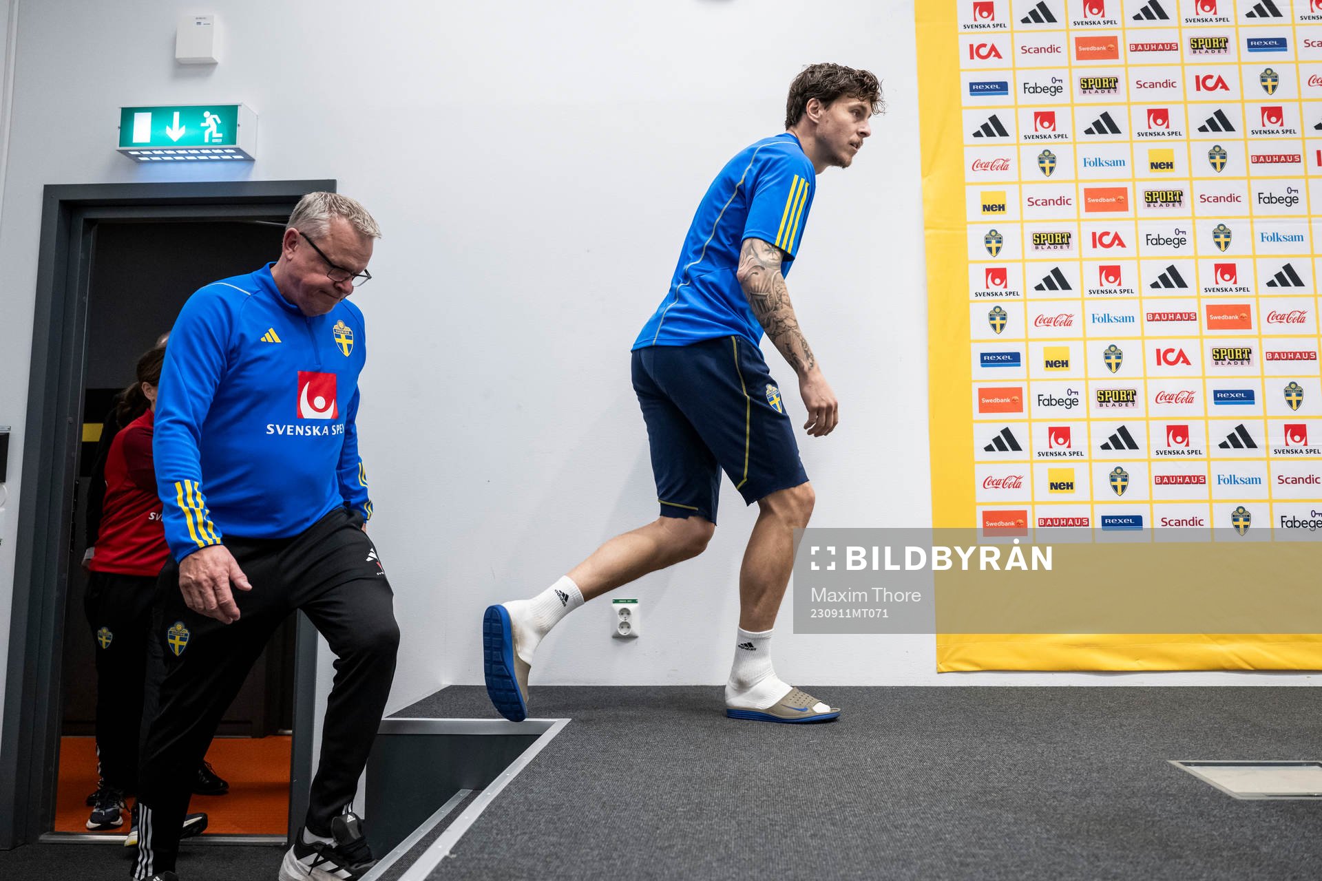 Head coach Janne Andersson and Victor Nilsson Lindelöf of