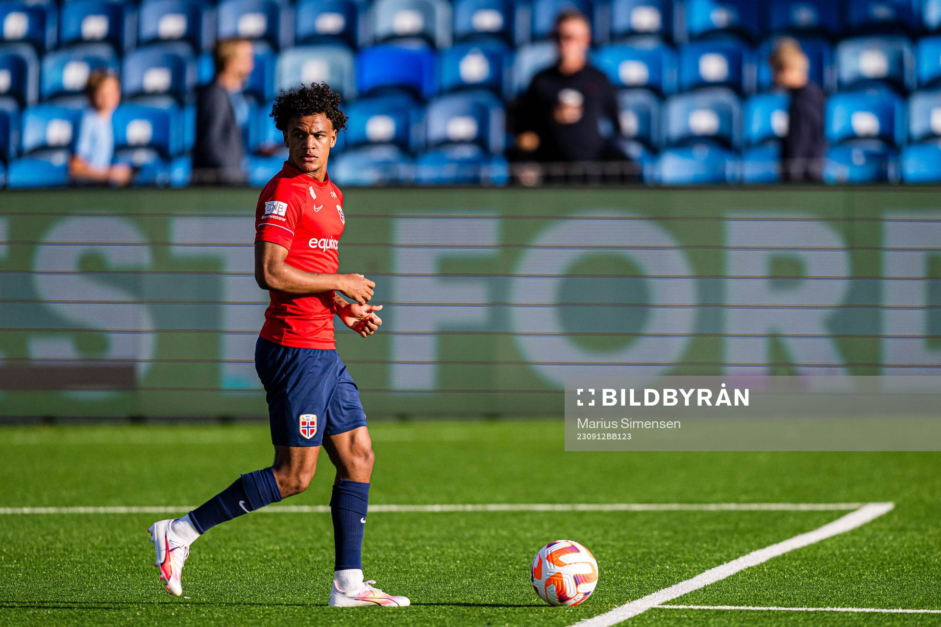 Oscar Bobb of Norway warms up