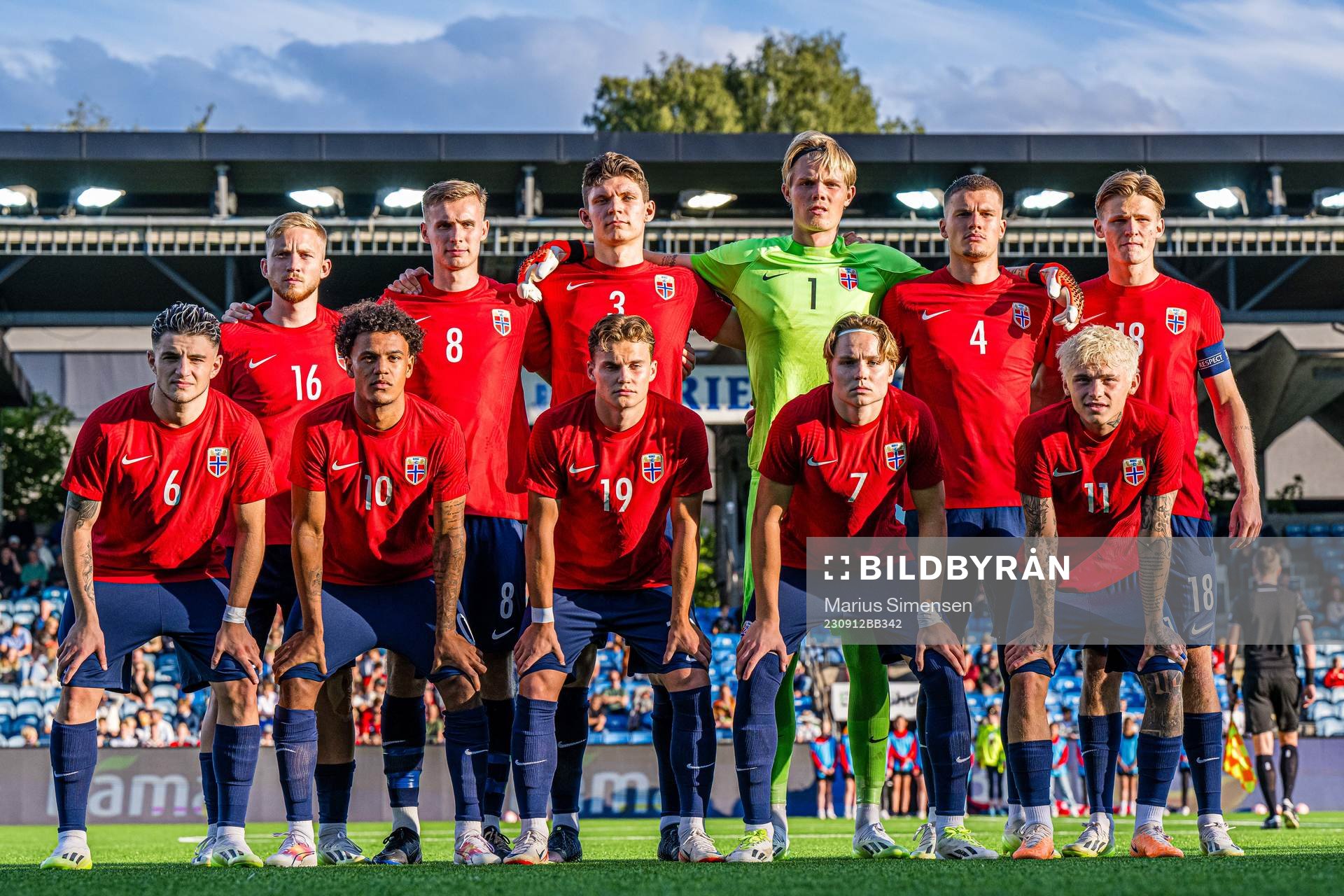 The starting eleven of Norway poses for a team group photo
