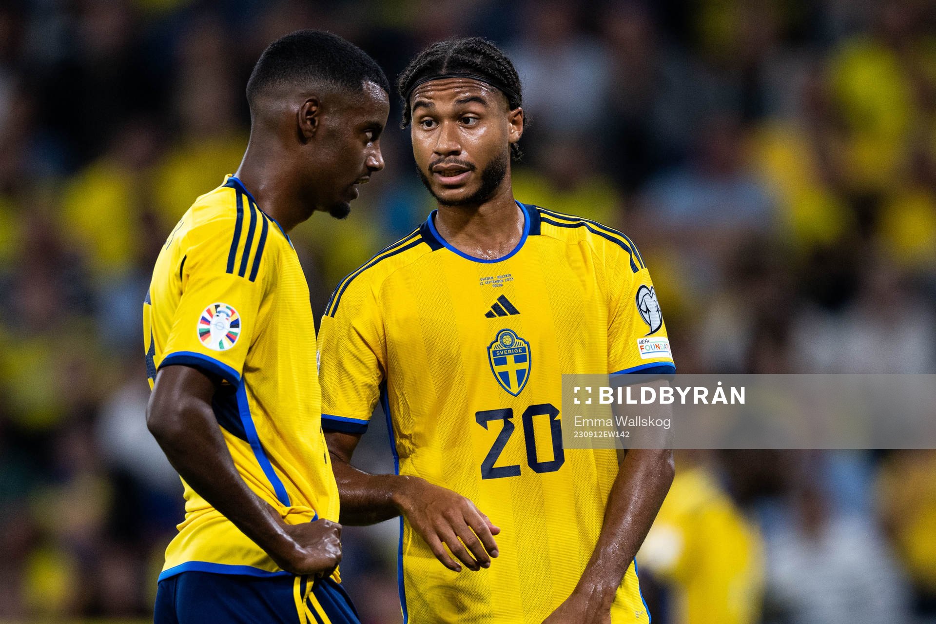 Alexander Isak and Jens Cajuste of Sweden