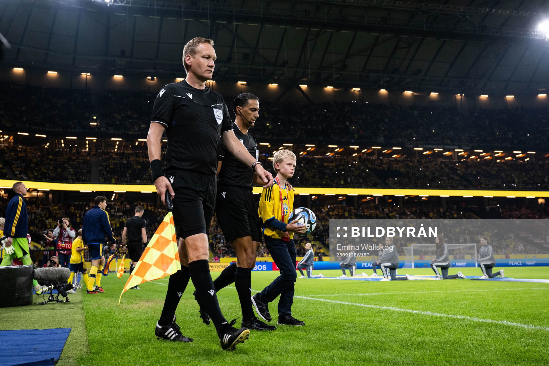 Referee Serdar Gözübüyük and a mascot