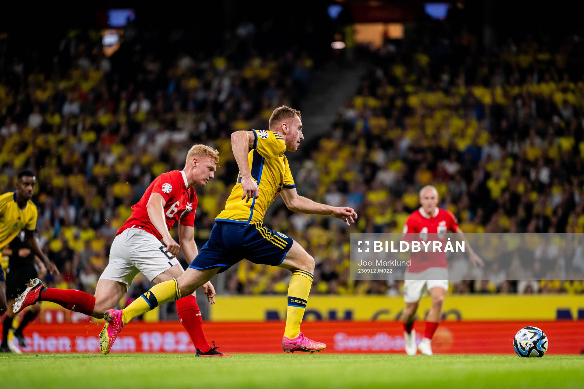 Nicolas Seiwald of Austria and Dejan Kulusevski of Sweden