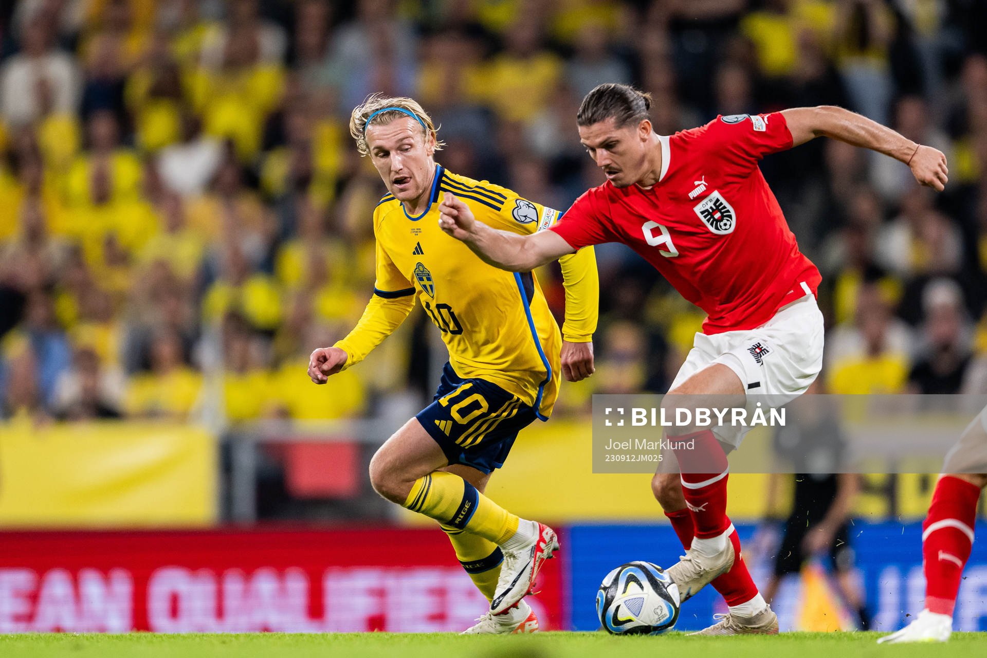 Emil Forsberg of Sweden and Marcel Sabitzer of Austria
