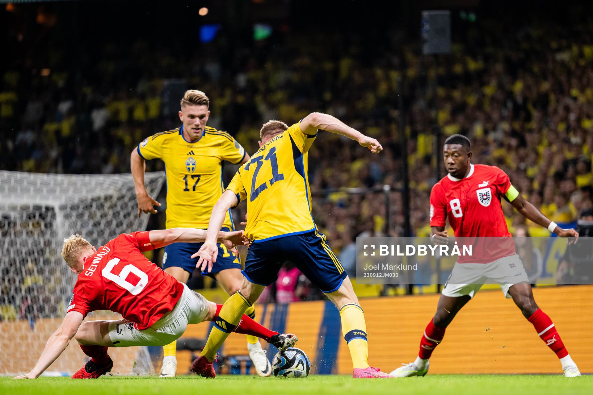 Nicolas Seiwald and David Alaba of Austria against Viktor
