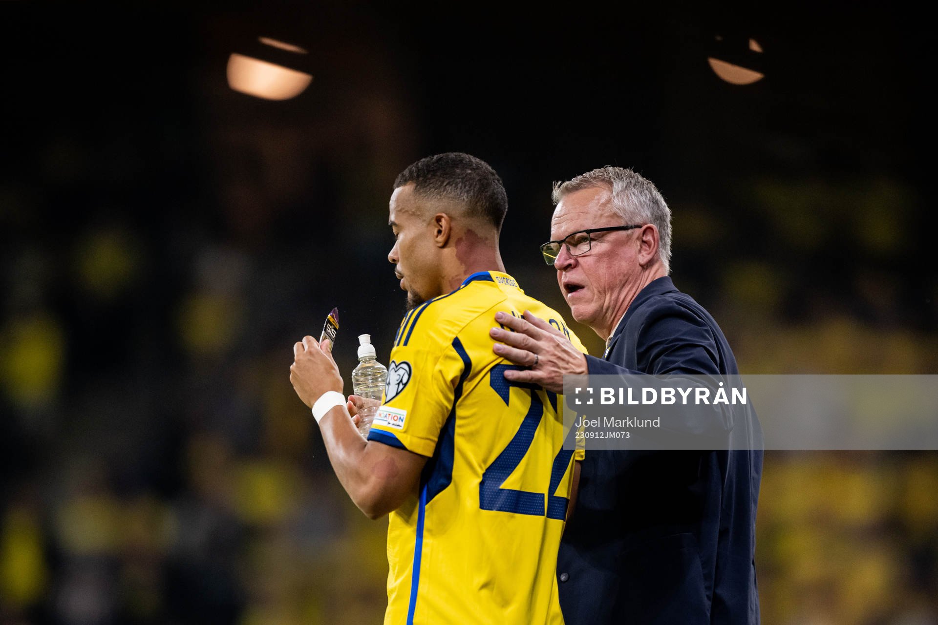 Robin Quaison of Sweden and Head coach Janne Andersson of